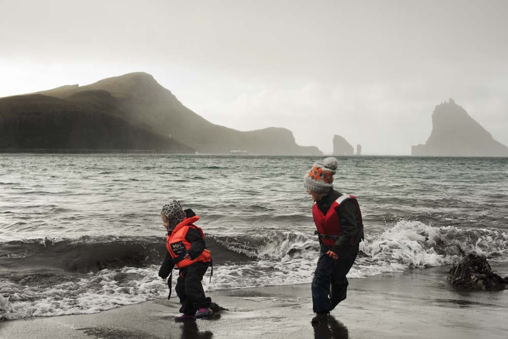 Wavy play in Bøur on the Faroe Islands