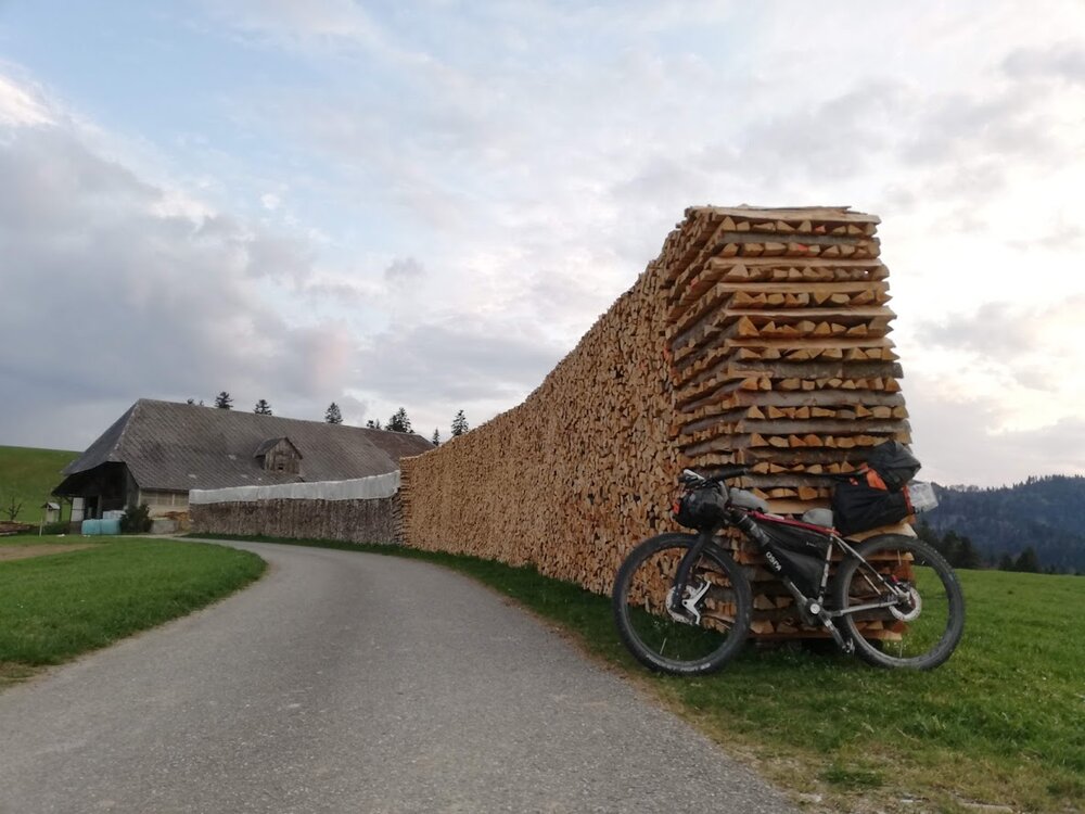 Swiss-Bikepacker-Overnighter-3-Abend-Holz6.jpg