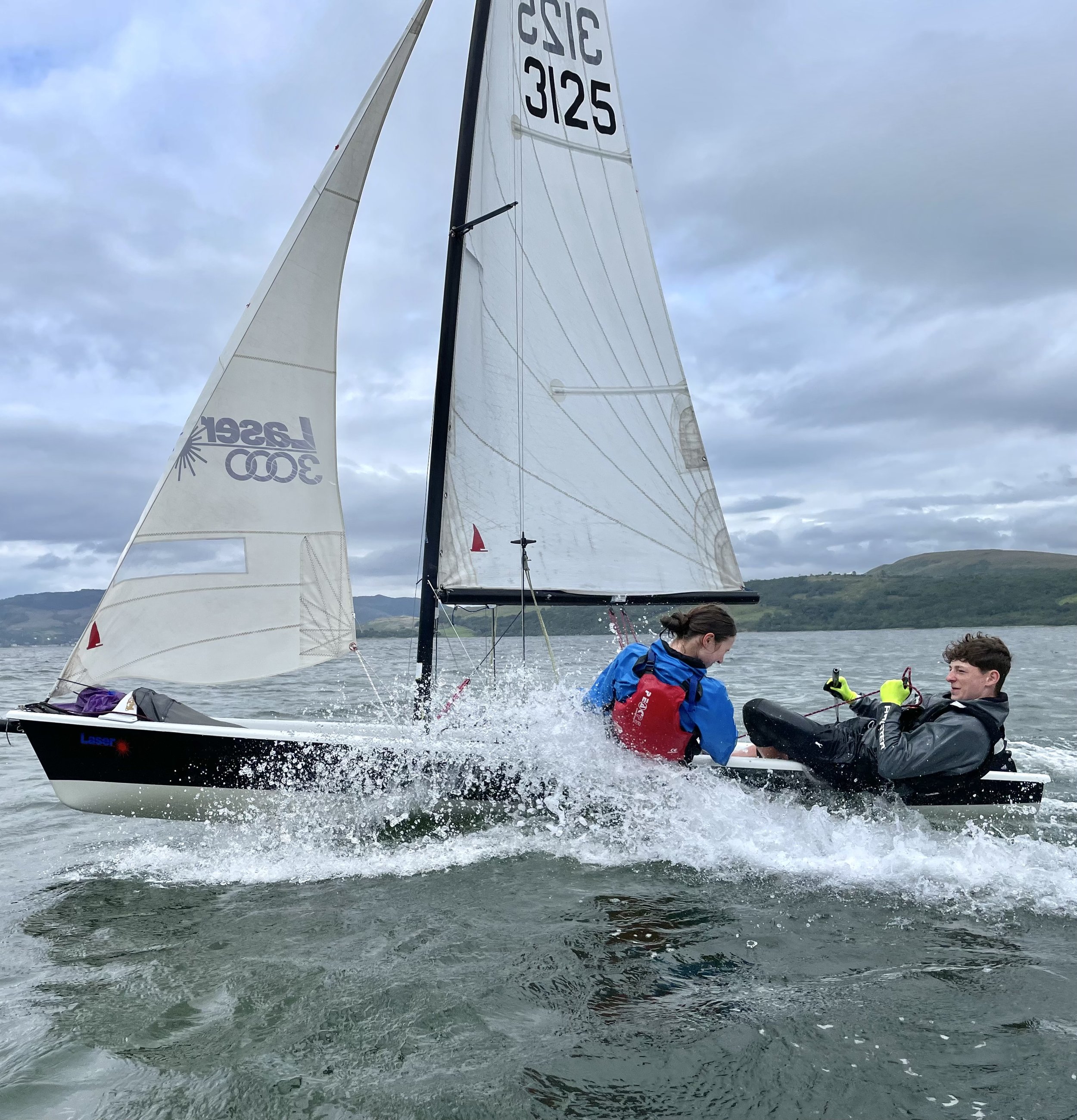 Advanced sailors in the bay