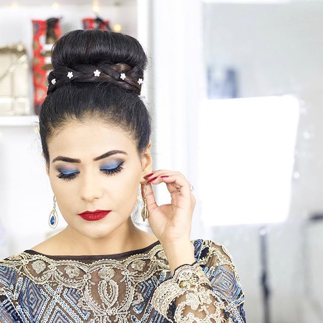 This is my favorite hairstyle when I&rsquo;m going to special event and don&rsquo;t have much time. It literally takes me less than 5 minutes. 
#updo #hairstyle #partyhairstyle