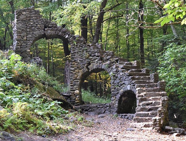 Old castle ruins tell a story of what used to be #madamesherri #castle #stonestaircase #newhampshire #castleruin #climbtime