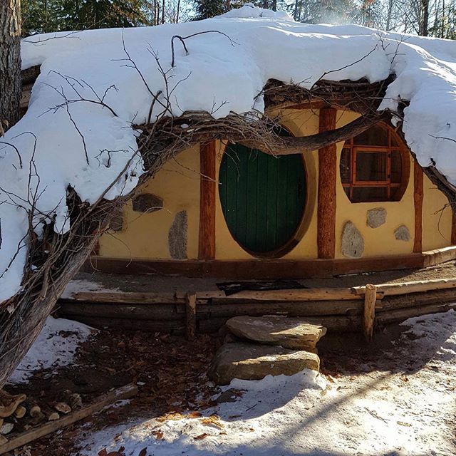 Hobbit House in -24f....why you ask? We reply - WHY NOT? #canada #hobbithouse #negativetemps #nominigue #loveairbnb #fireplace #experiences #cold #freezing