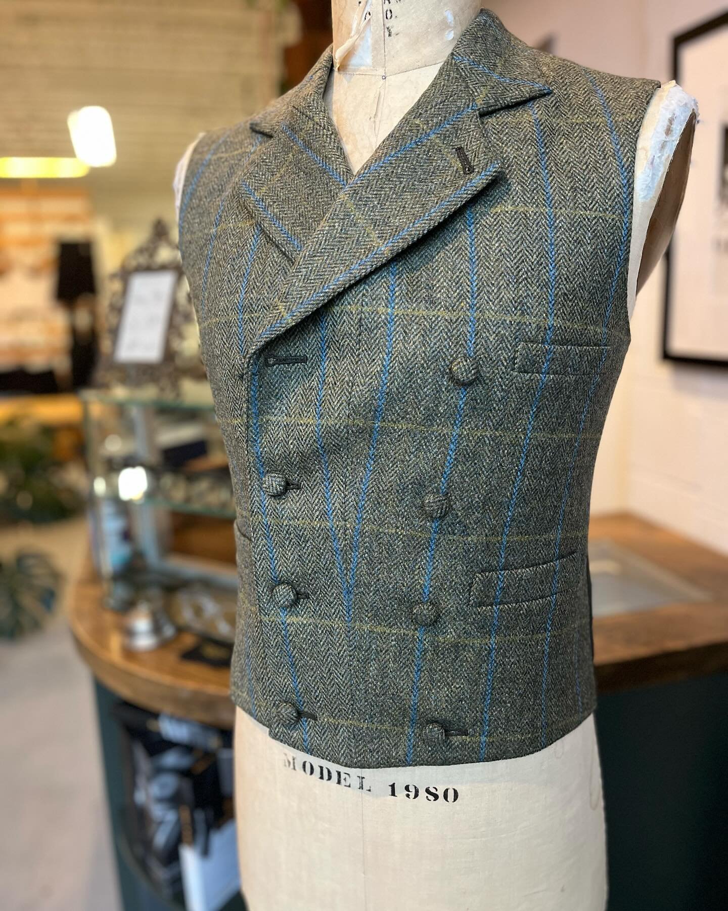 A very handsome waistcoat ready for pick up.
#bespoke #bespoketailor #bespoketailoring #bespokewasitcoat #bespokevest #tailor #customtailor #customtailoring #tailoring