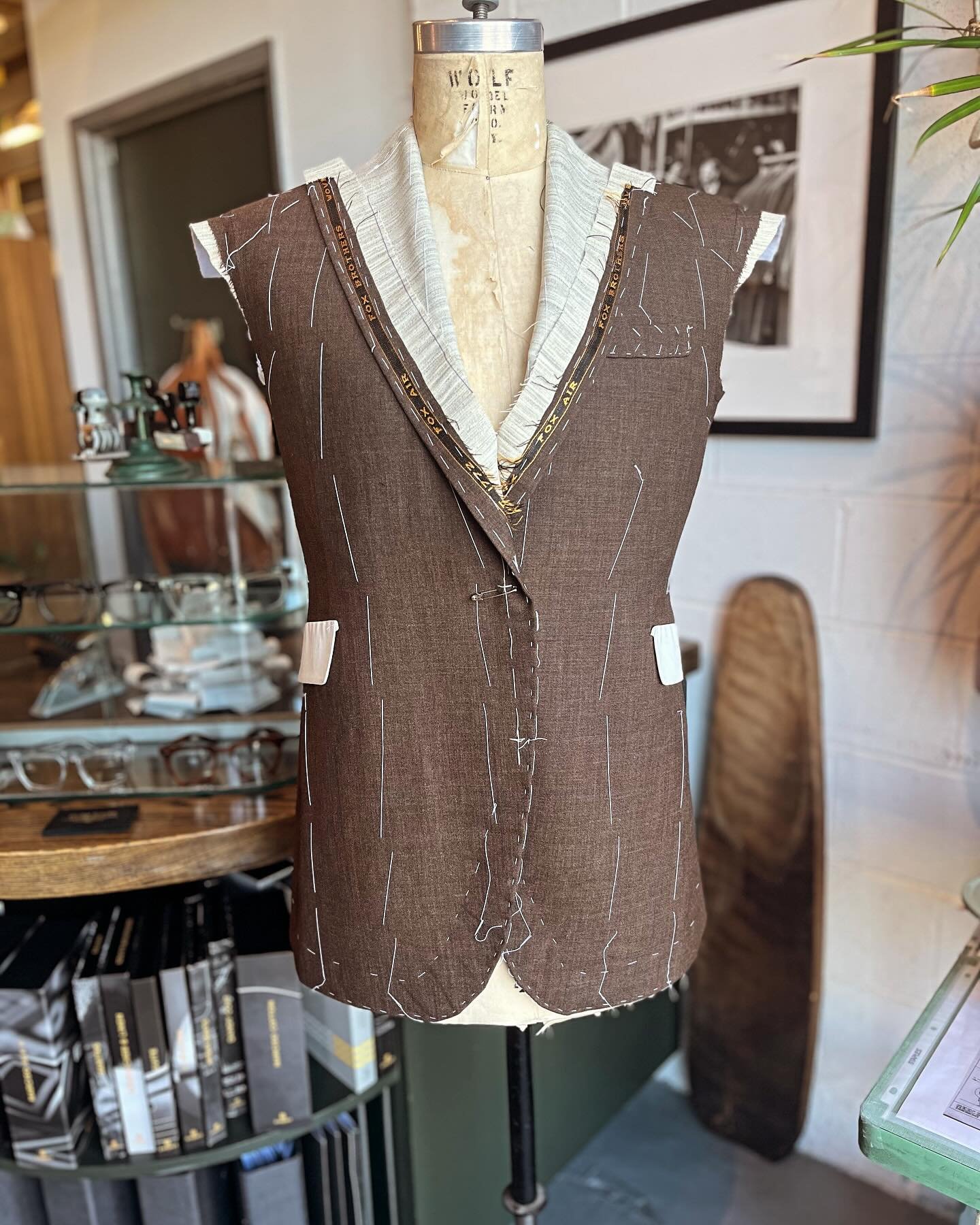 Enjoying all of the brown suit commissions coming in. #bespoke #bespokesuit #bespokesuits #bespoketailor #bespoketailoring #tailor #customtailor #customtailoring #customsuit #suit #brownsuit #sarto #sartorial