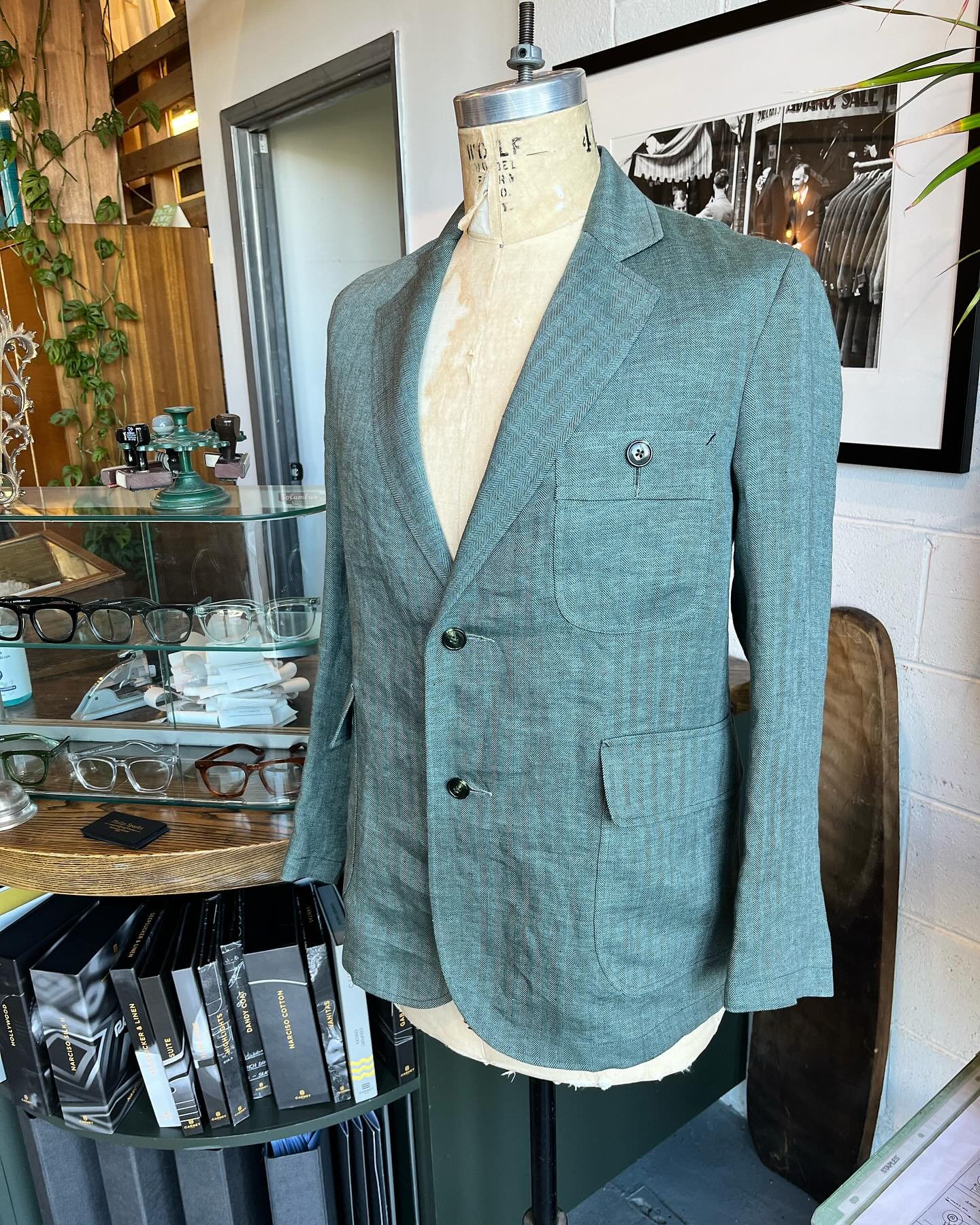 A nice unstructured linen piece, ready for the start of summer.
#bespoke #bespoketailor #bespoketailoring #summerblazer #blazer #customtailoring