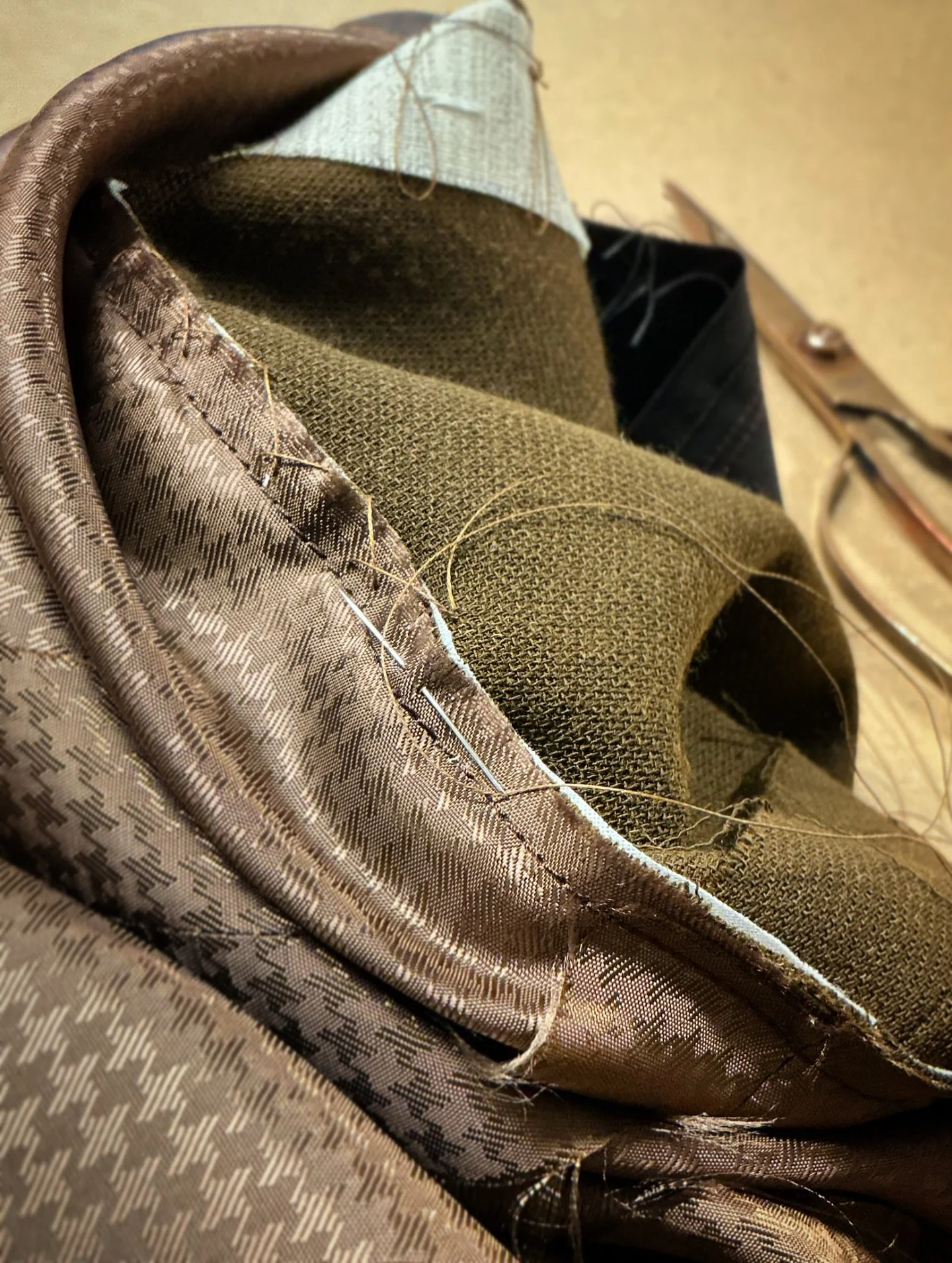It’s the details that make all the difference. Every jacket we make features an internally hand cross stitched hem. You won’t see it, but it means long term durability, and a hem that won’t sag.
#bespoke #bespoketailor #bespoketail