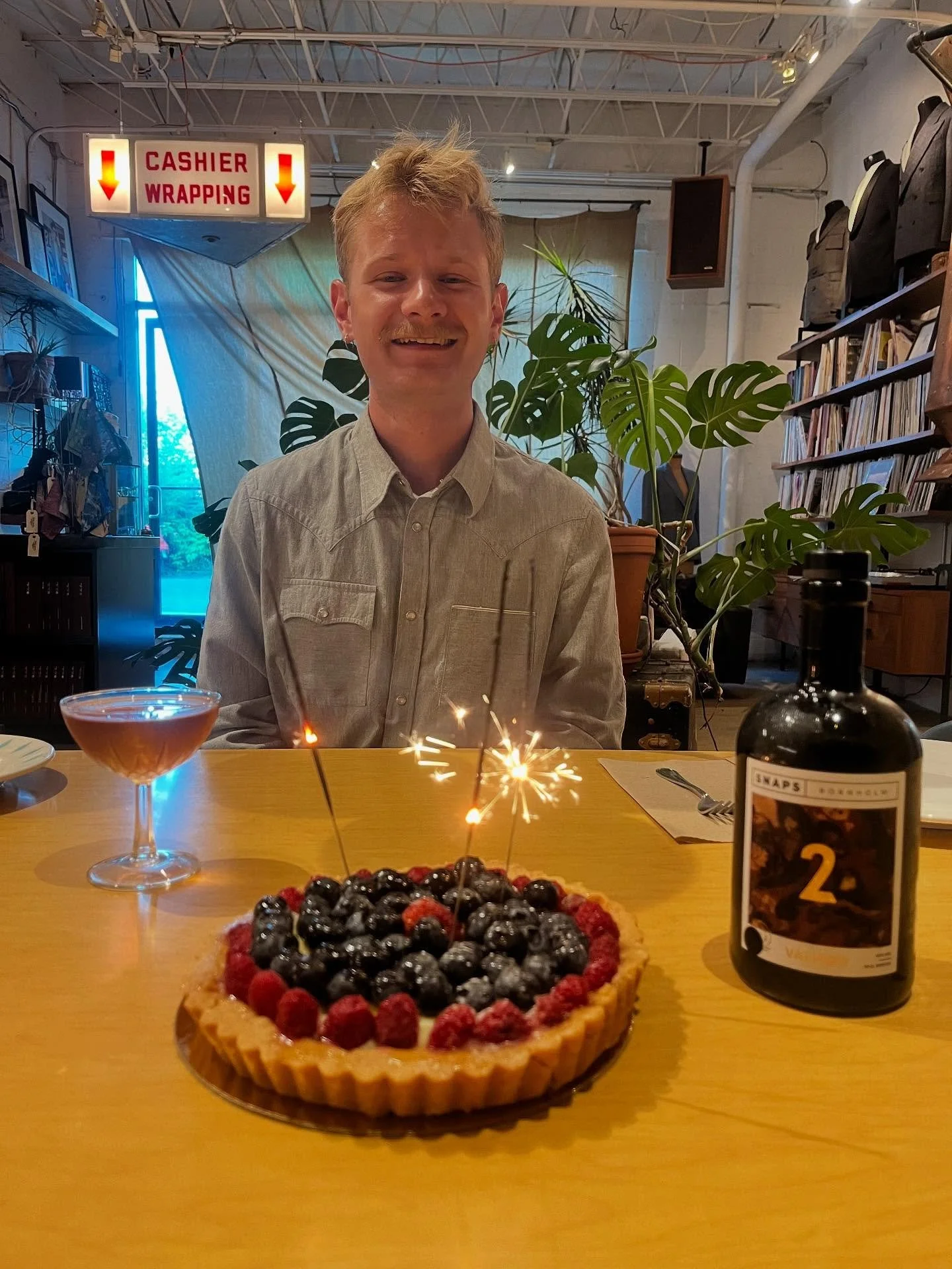 Happy Friday, happy belated Tom and a #tailoredtipple with walnut snaps wit brought back from London
2 oz Spring mill Canadian Rye Wiskey
1 1/2 oz Bornholm Spirts walnut Snaps
1 dash angostura bitters
2 dashes orange bitters
Add all of the ingredie