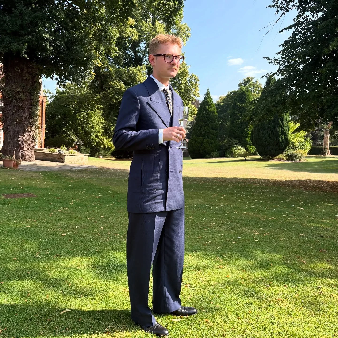 Tom in his bespoke double breasted suit he made in the shop
The jacket is 100% hand sewn.
#bespoke #bespoketailor #bespoketailoring #bespoketailoring✂️ #tailor #tailoring #customtailoring #sewing #costume #wool #traditionaltailoring #handmade #ta