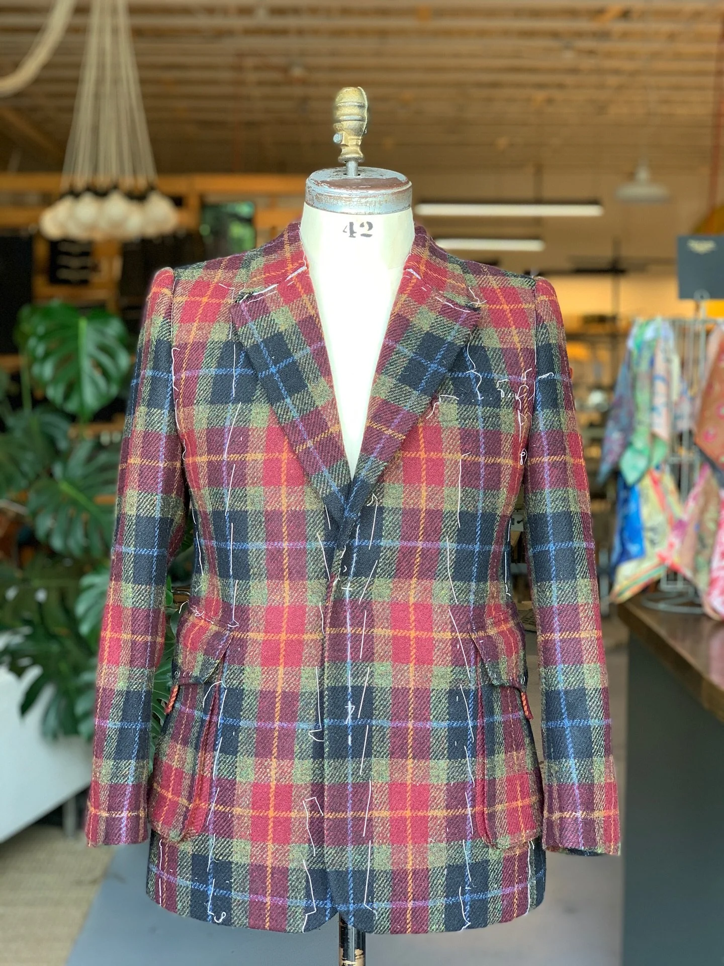 Taking the gorgeous Harris tweed suit jacket to the second stage of self fabric fitting! Always fascinating to see a piece take shape beautifully.
#bespoke #bespoketailor #bespoketailoring #bespoketailoring✂️ #tailor #tailoring #customtailoring #se