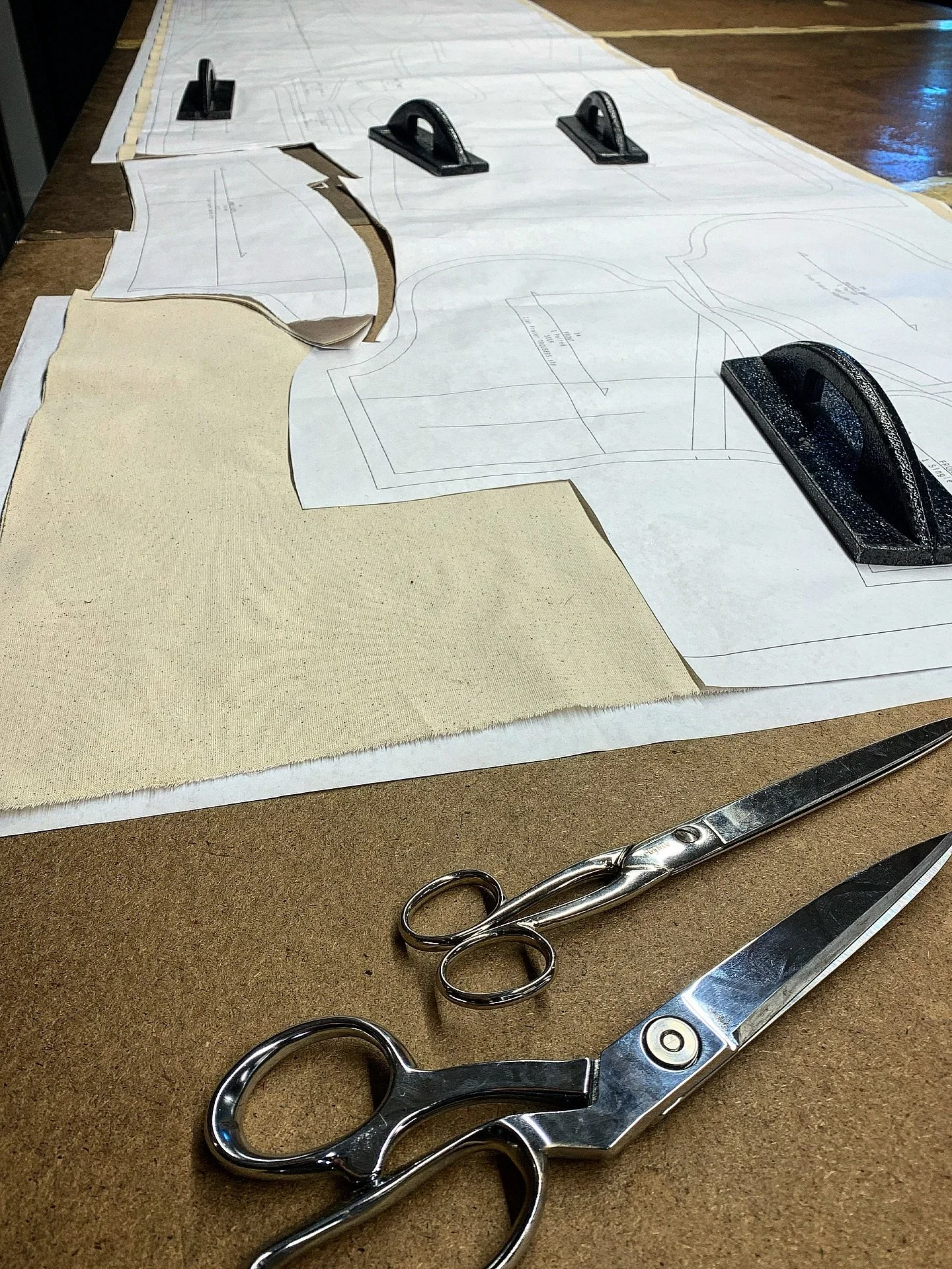 Cutting out a suit out of muslin for the initial fitting!
Fun fact🥸:
Muslin is a loosely woven, beige cotton fabric that's inexpensive and suitable for prototypes. We use it for initial fittings before working with high-end materials. This one st