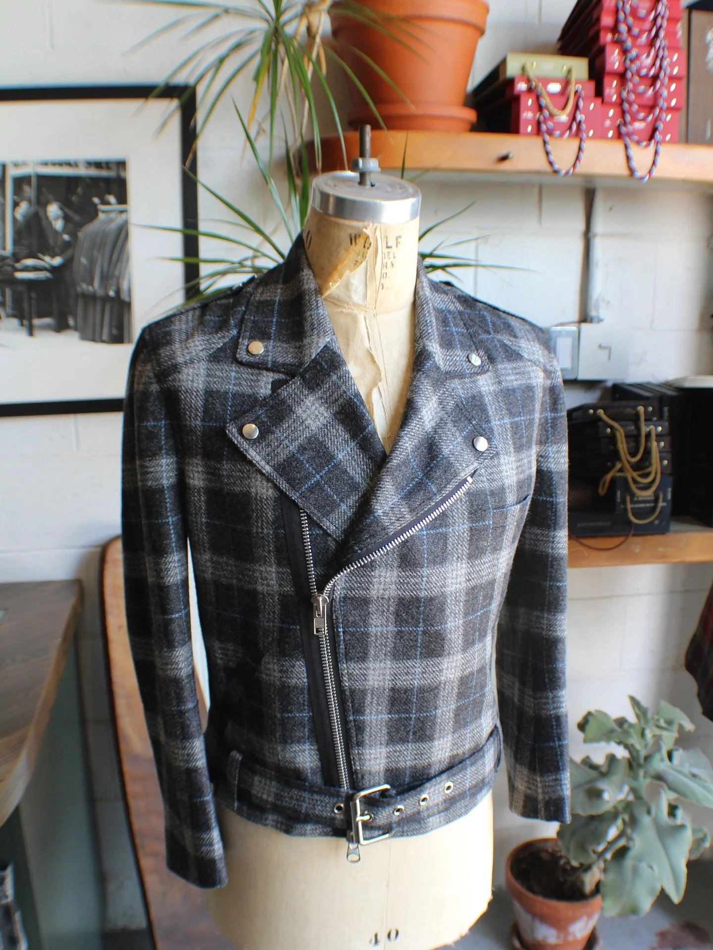 We LOVE this wool tweed biker jacket! Classic leather jacket details and hardware, but with a tailored twist. It’s a perfect piece for the coming early fall weather. Breathable, but comfortable and warm.
#bespoke #bespoketailor #bespoketailori