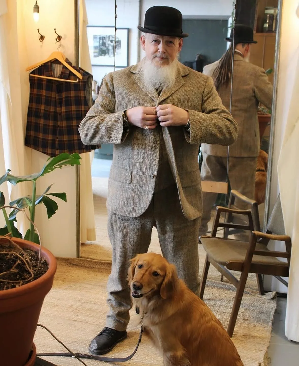 Aw we celebrate #wool month I’m reposting this one of Marc, in a wonderful 1890’s inspired sack coat, waistcoat and trousers all in a Harris Tweed.
We love collaborating with Marc especially since it also involves visits with Princess Ni