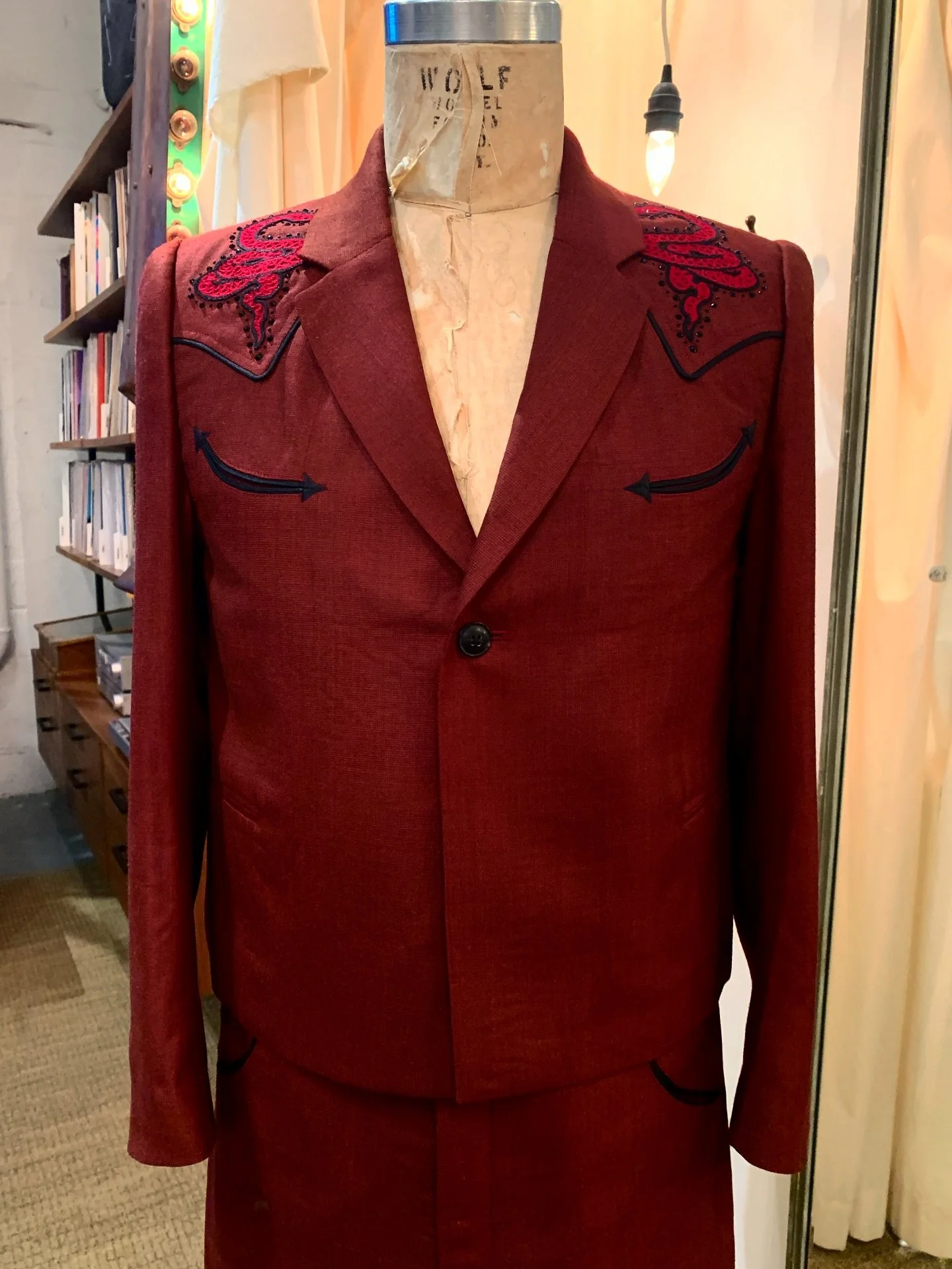 Continuing on October Wool Month posts, here are a few nice detail pictures of Kaido’s Western suit! This light and smooth red wool was a perfect choice for these amazing embellishments applied on suit. 
#bespoke #bespoketailor #bespoketailori