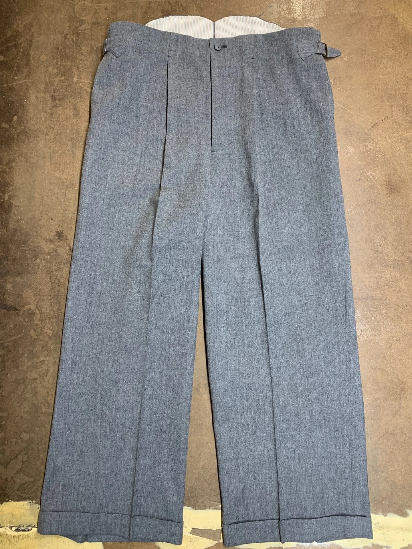 It’s almost the end of wool month! Takuma recently finished these light gray trousers for himself at the shop, just in time for upcoming cold season. These are high-waisted, fuller-cut and lots of hand finishing were done on this pair!
#bespok