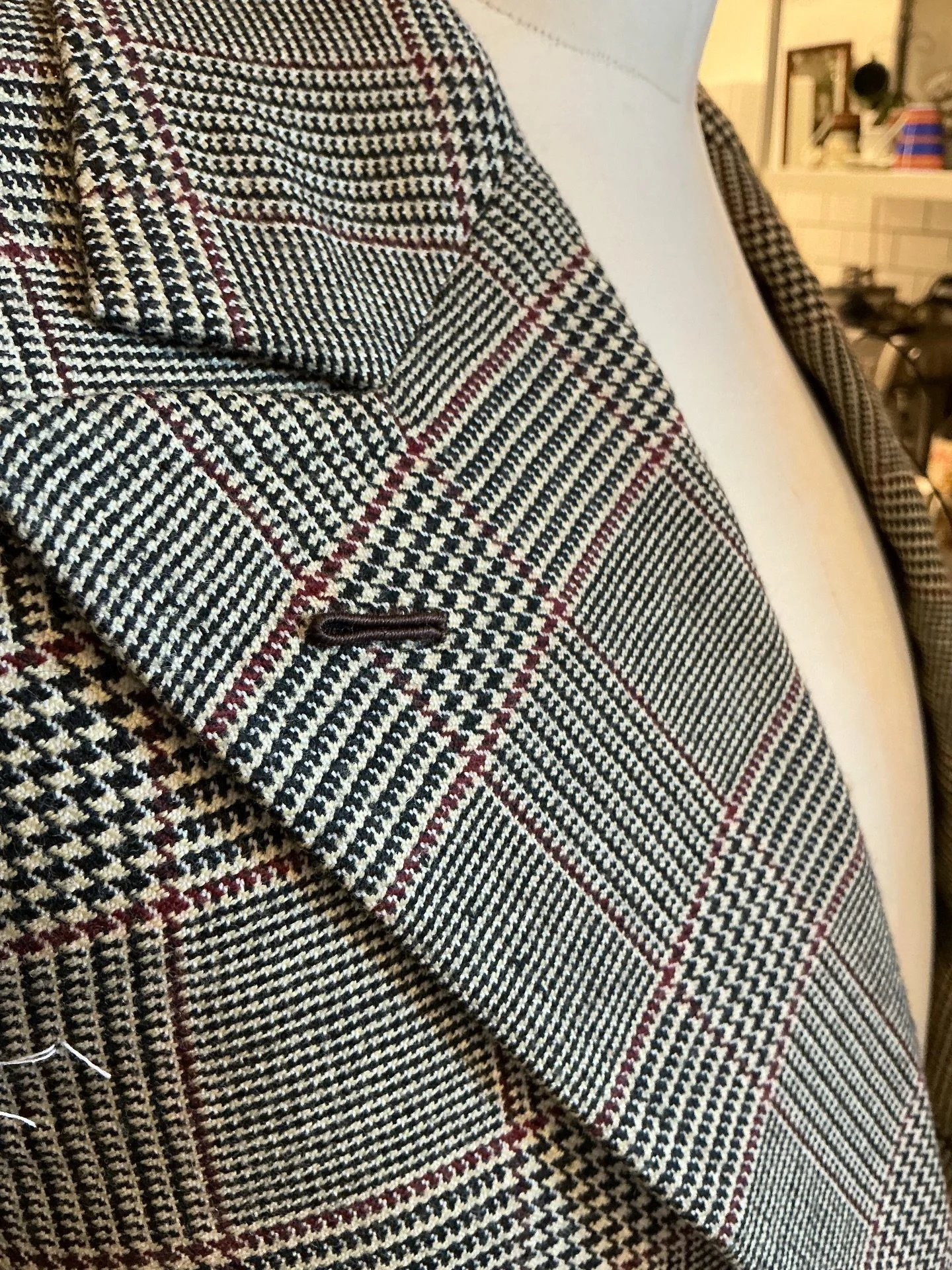 Nothing elevates a suit as much as a hand worked silk Milanese button hole 😍

#torontobespoke #tailoring #bespoke #milanesebuttonhole #handsewing