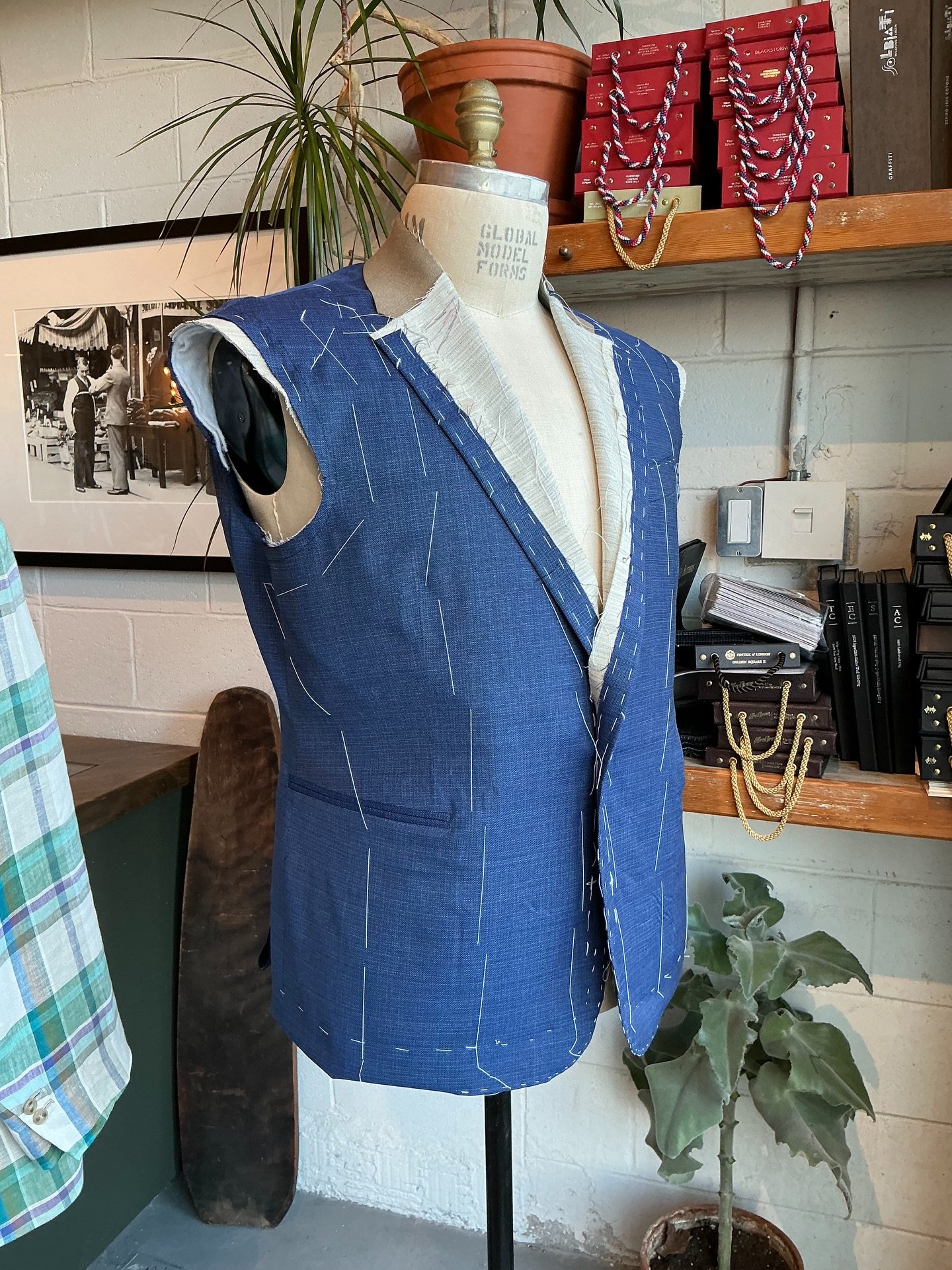 If feels like spring! Here we have a skeletal baste of a summer suit in a tropical weight wool. Fully canvassed for good structure, but with a very lightweight wool for comfort in the rapidly approaching hot days of summer. We can&rsquo;t wait!

#bes