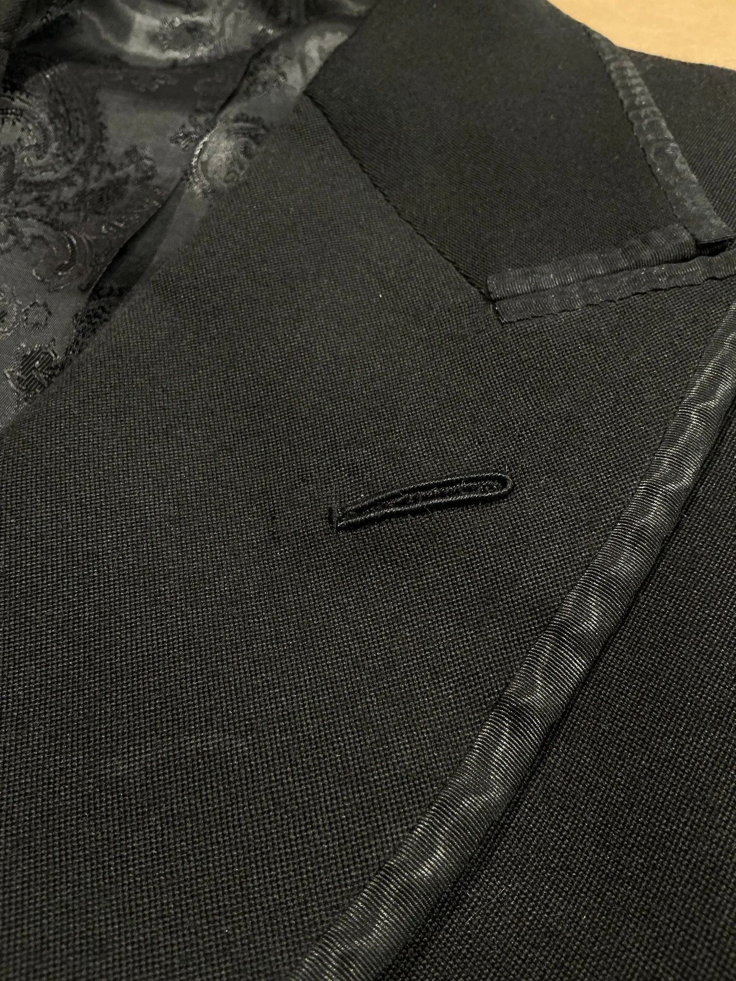 Some details of work in progress in the studio today. Plus a Sophia for tax 🐈&zwj;⬛ 

#bespoketailor #torontotailor #torontobespoke #workingcatsofinstagram #sewing