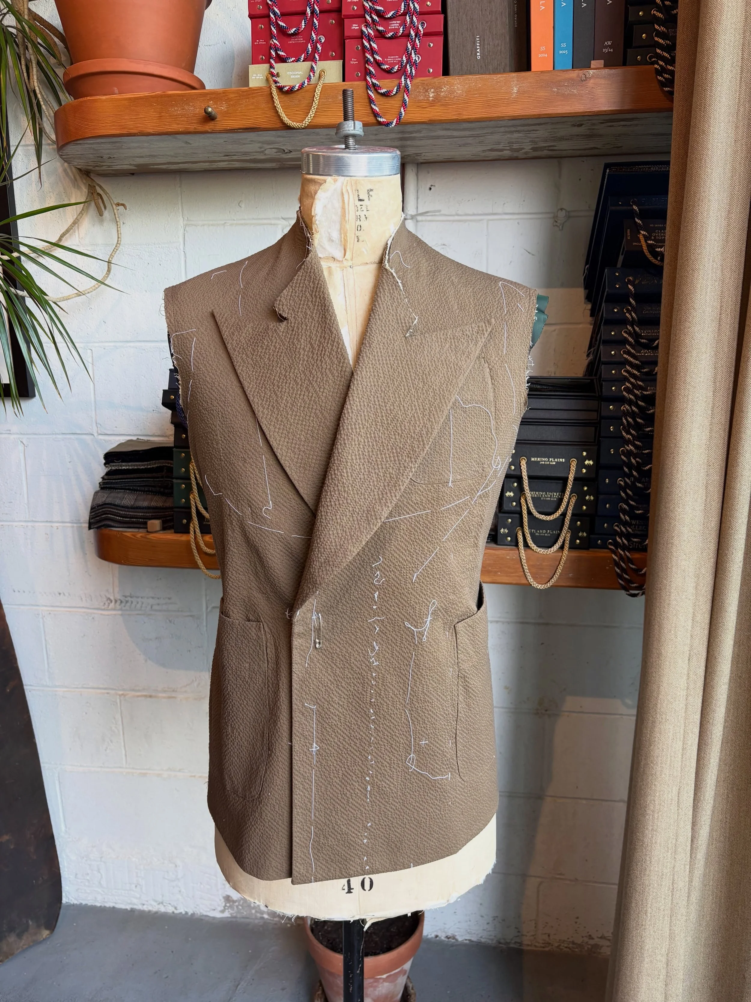 A seersucker jacket coming together nicely for the summer 

#summertailoring #bespoketailoring #seersucker #customtailor #chainstichembroidery