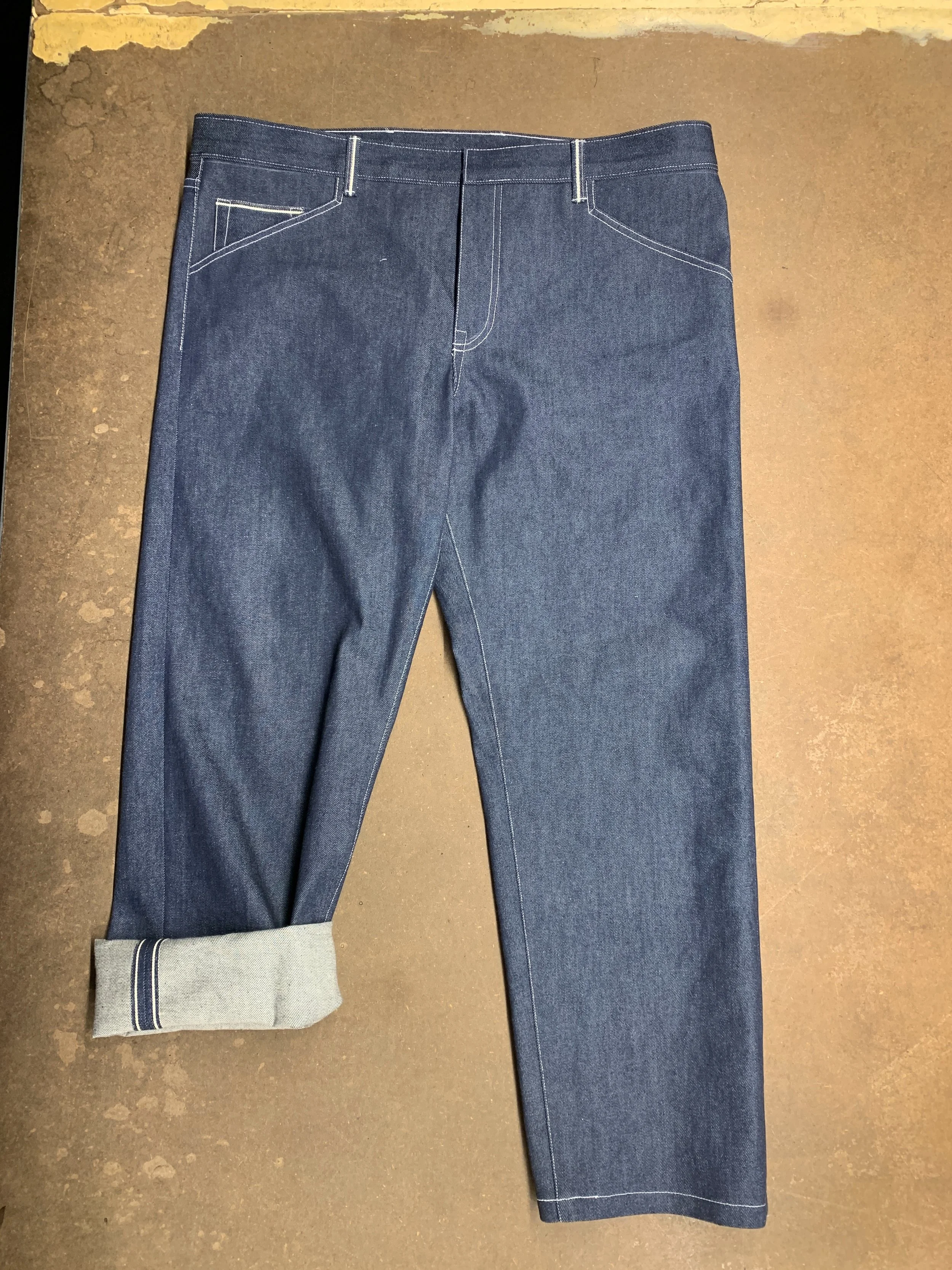 Finishing up a very clean pair of Japanese selvedge denim jeans!👖They are just about to get a button, rivets and a leather label to be completed!

#bespoke #bespoketailor #bespoketailoring #bespoketailoring✂️