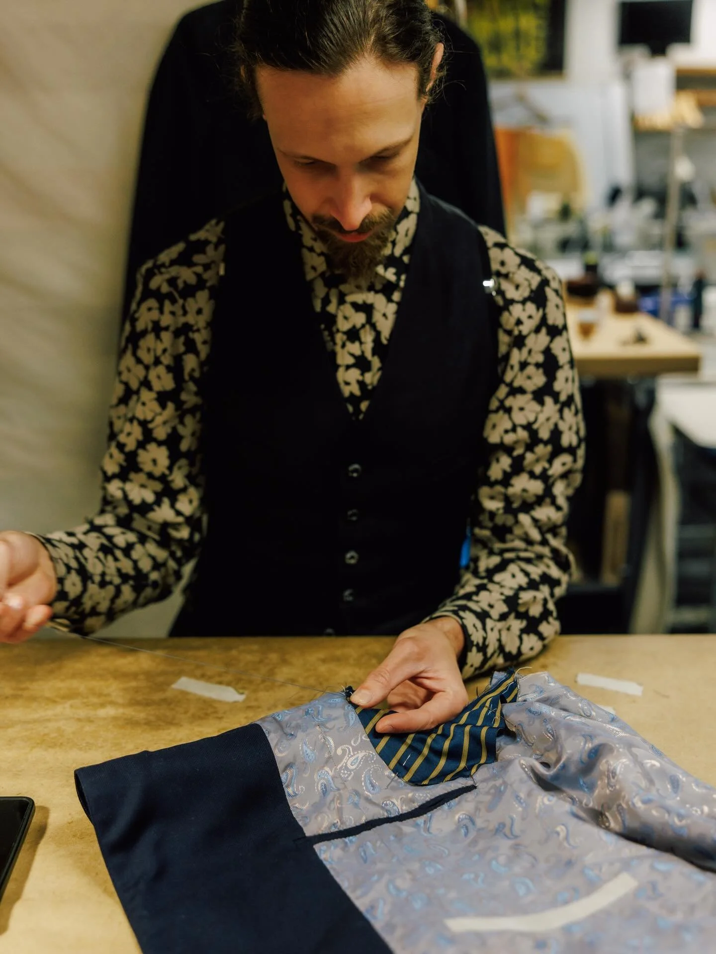Another great image captured by @jkf_man in our Toronto tailoring studio. Here Craig one of our tailors is hand stitching closed the armhole on a bespoke jacket commission.

#bespoke #bespokesuit #torontotailor #handsewn #suit