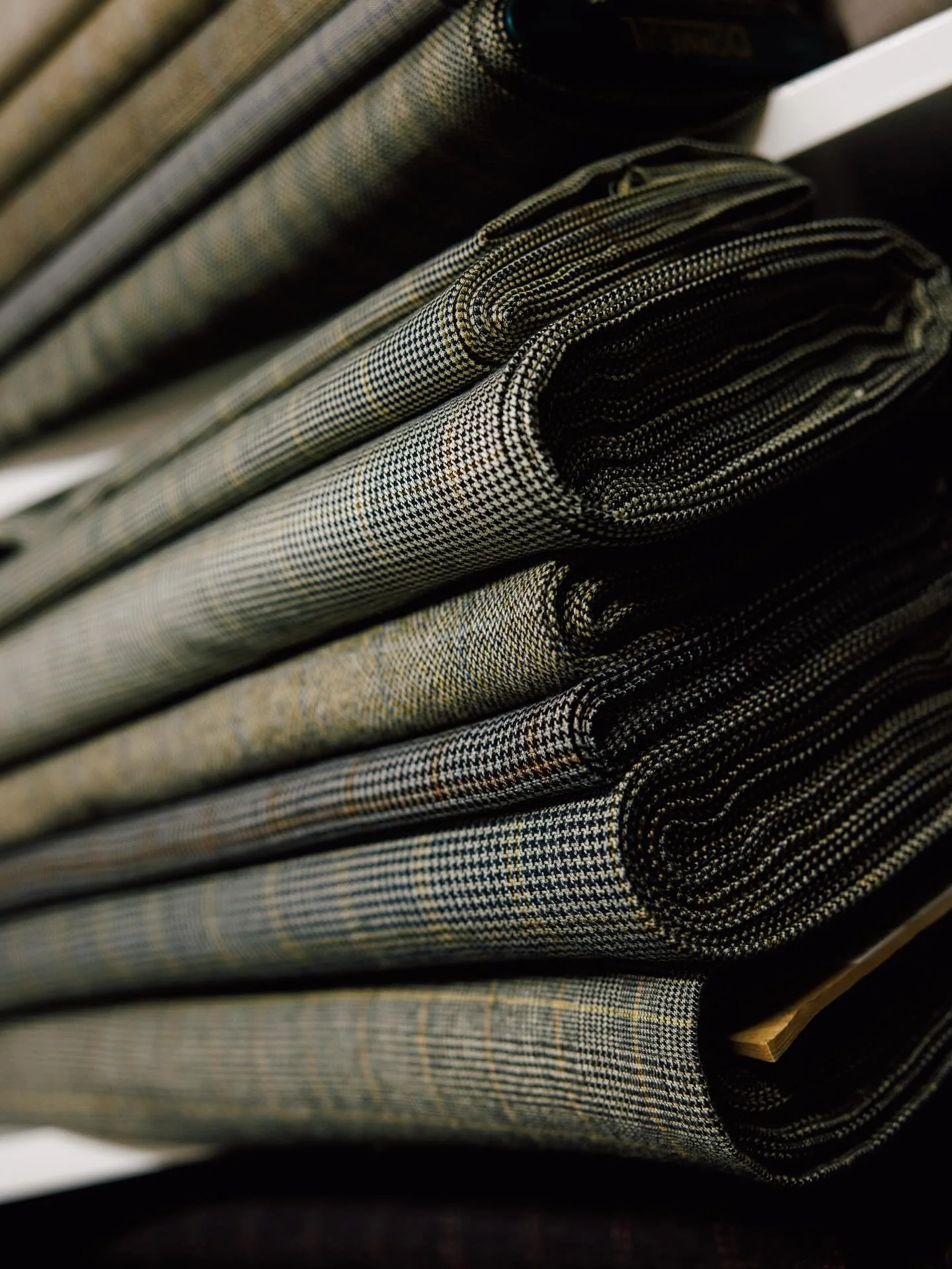 Another great photo by @jkf_man Book an appointment (link in bio) to come in and browse the amazing selection of fall suitings we have available in our Ruby Room fabric library.

#suit #bespokesuit #fallsuit #tailor #customtailor