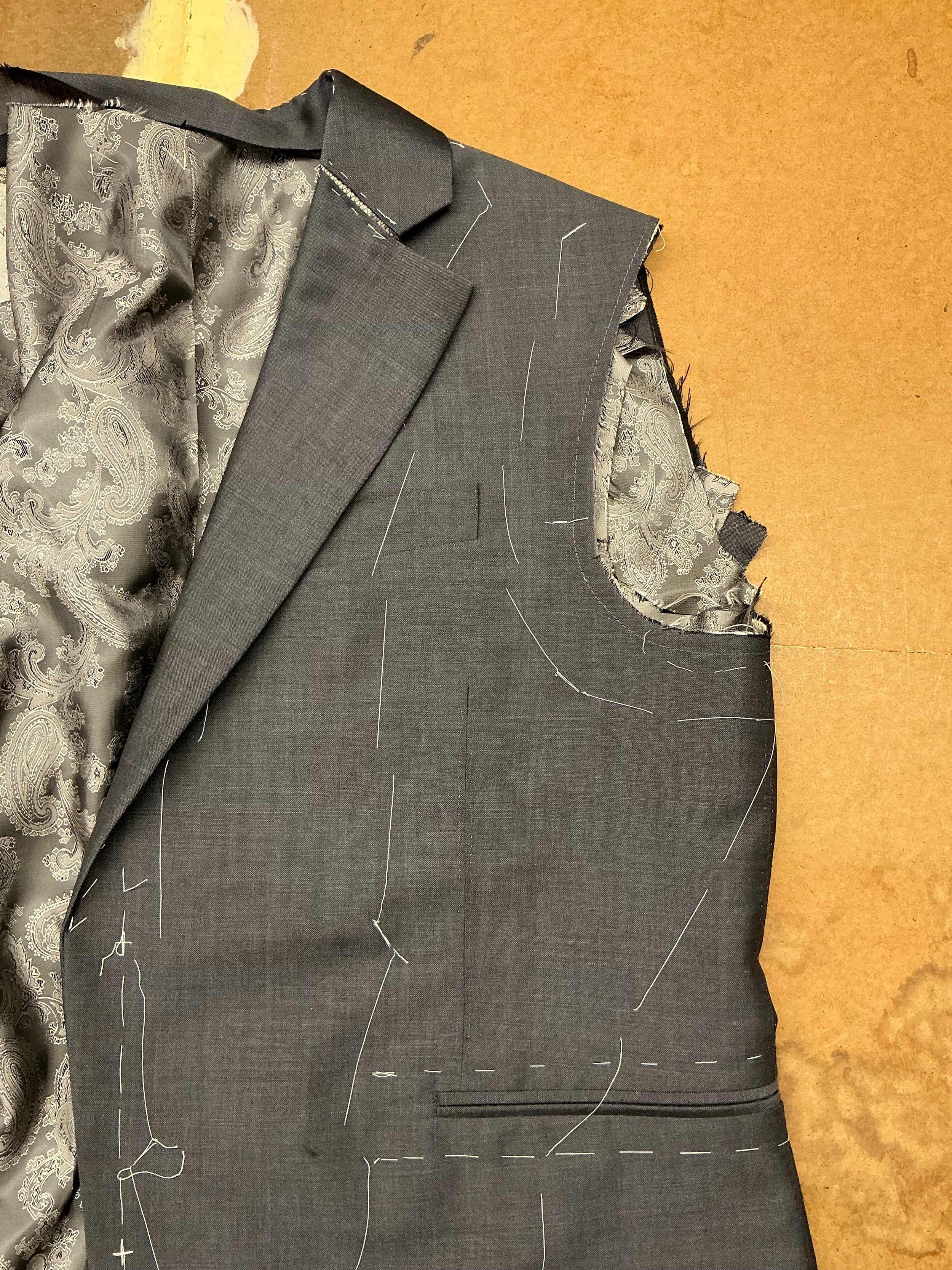 Mohair suit always so crisp, so classic. A great option for comfortable, light wearing suiting. Perfect for a unique clean looking piece like this one.

#torontobespoke #customtailor #mohairsuit #traditionaltailoring #bespoketailor