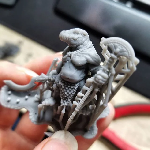 Spring break look 2019 🌊🏖️ Model by @duncan_shadow_louca, printed on our Form2 in Grey (our tank is showing it's wear). .
.
.
#tabletop #dnd #pathfinder #rpg #sla #3dprinting #lizard #lizardfolk #gaming #3d #3dprinted #3dmodel #formlabs #form2 #gre