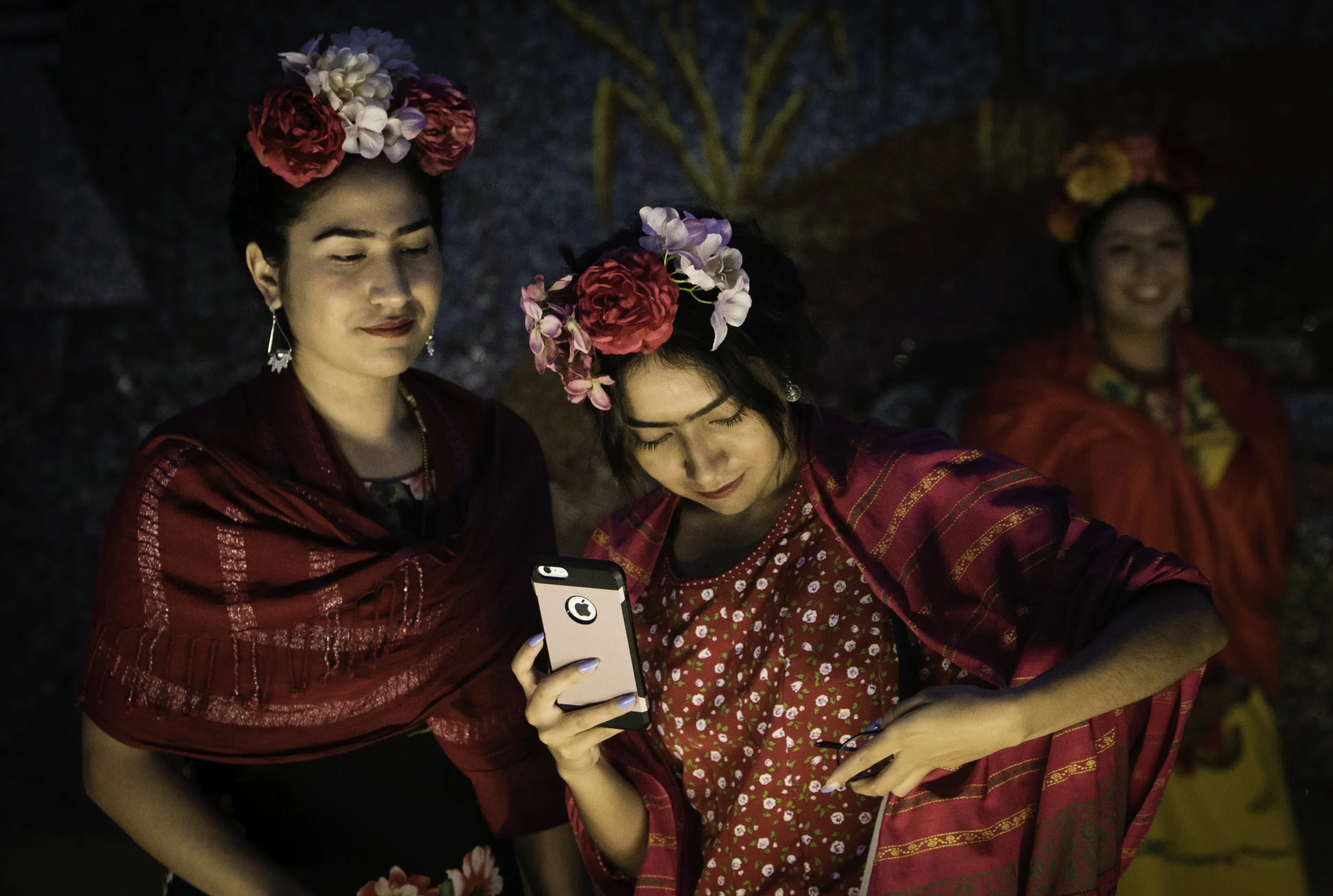 Sisters Grecia and Ilse Rangel find light to take photographs after the attempt to break the Guinness World Record for the largest gathering of people dressed as Frida Kahlo in one location at the Dallas Museum of the Art in Dallas on July 6, 2017. (Tailyr Irvine/The Dallas Morning News)