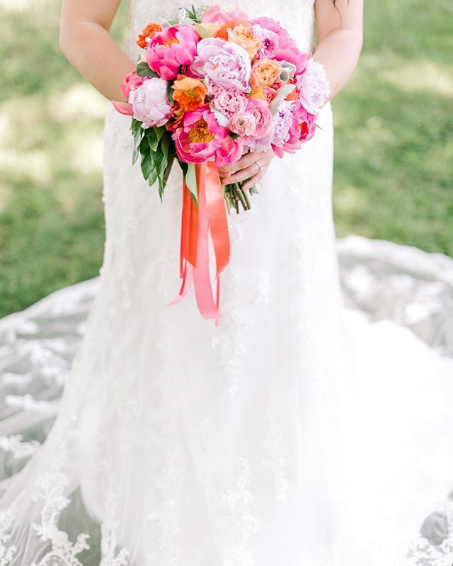 Summer loving &mdash;&gt; with this bold &bull;
colorful bouquet by: @hollychapple
📷: @photographydujour 
#loveleighday