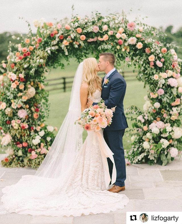 #Repost: @lizfogarty ・・・
Am I the only photographer who gets a little sad when they are about to deliver a wedding because that means I won&rsquo;t be looking at these pretties everyday 😭 Anyone else?!? 🤷🏽&zwj;♀️#floralarch #weddingfloraldesign #w