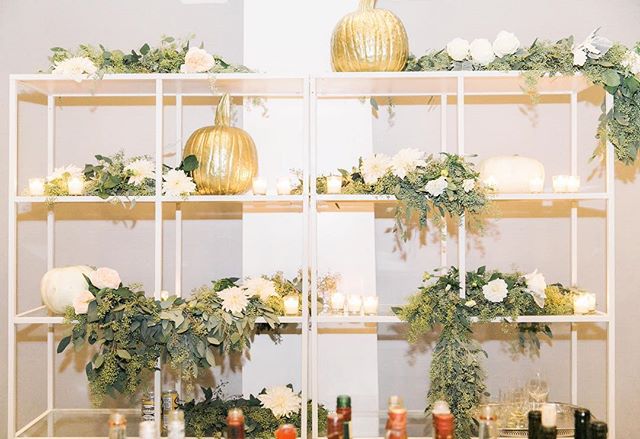 Gold + White pumpkins always spice up the backdrop for some BOO-zy cocktails at the bar!
📷: @jillypowers 
#pantsparty #octoberwedding #dcwedding #decaturhouse #fallwedding