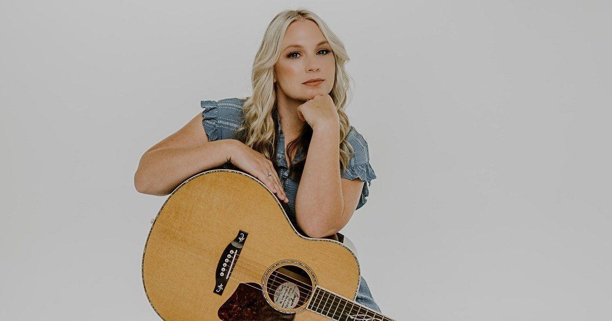 Billboard-topping Bluegrass Artist Kristy Cox wins Golden Guitar for “Good Morning Moon”  