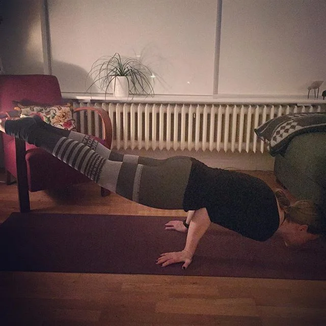 Dagur 8 - peacock 😊 #soliryogaaskorun2017 #yoga #day8 #mayurasana #workinprogress