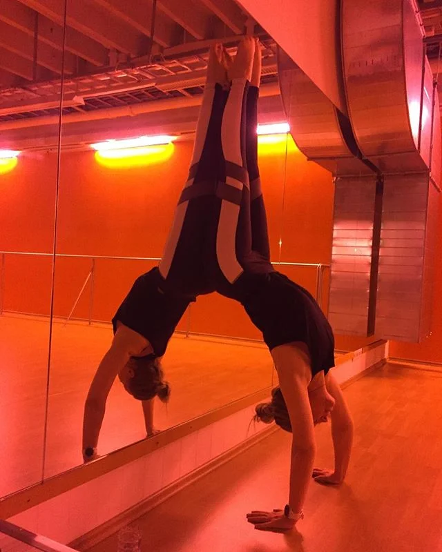 Happy Friday! Have a wonderful weekend 😊#yoga #yogaeverydamnday #reebokisland #handstand