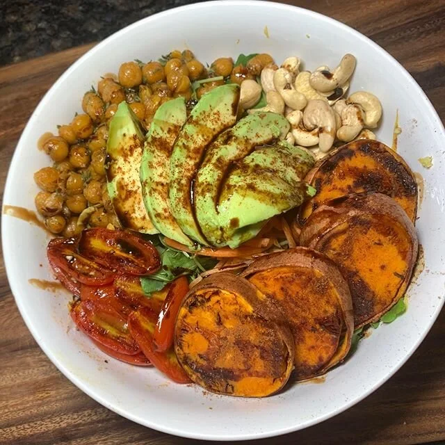 Base of garlicky zucchini noodles, arugula, shredded carrot, turmeric dusted chickpeas, saut&eacute;ed grape tomatoes, toasted sweet potato, and raw cashews topped with balsamic glaze. Spices: garlic, red pepper, Himalayan sea salt, black pepper, par