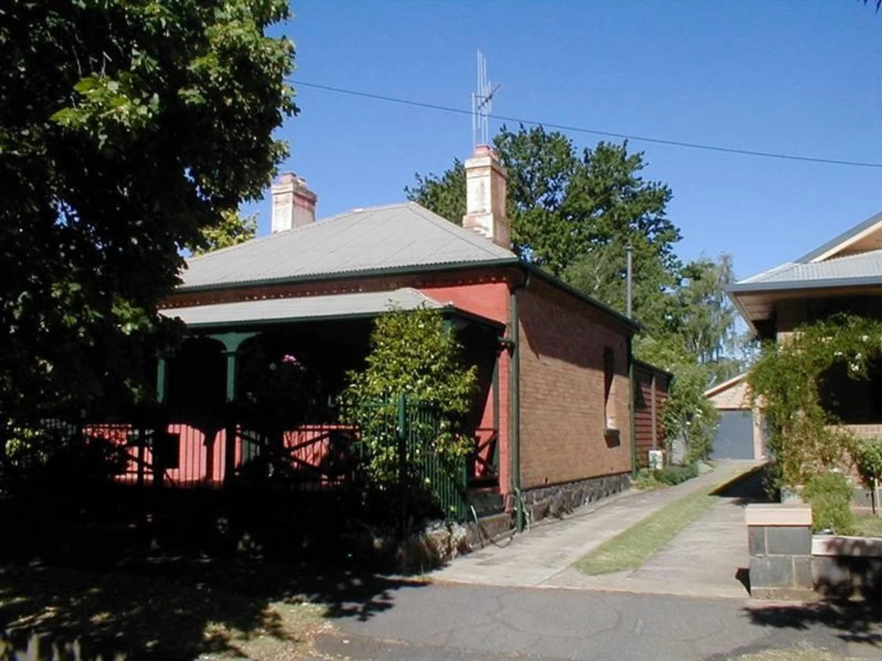 Click here to book the Clinton St Cottage in Orange