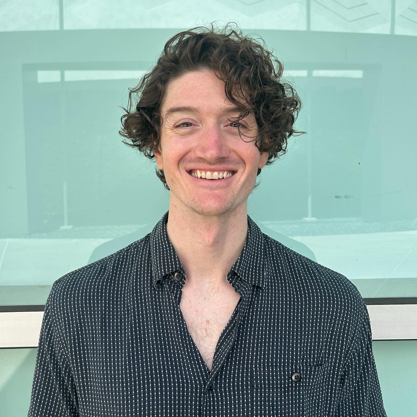 I don&rsquo;t always (or ever) post short hair but when i do, it&rsquo;s perfectly cropped curls like this on my longtime friend Zach. 🥳 Styled with all @cultandking to keep it light and clean 🤩🤩 
.#losangeleshair
.
.
.
#littlehair22  #salonrepubl