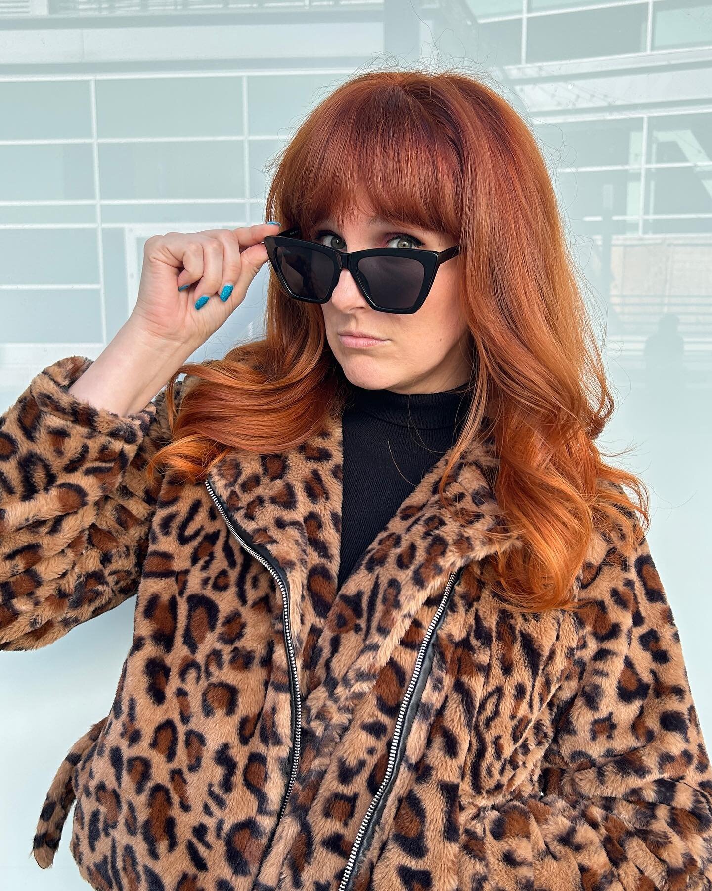 Fresh birthday color really just had @melani_sucks feelin herself 🥰👩🏻&zwj;🦰 beautiful coppers always made with @schwarzkopfpro and kept strong with @k18hair !! .
.#losangeleshair
.
.
.
#littlehair22  #salonrepublic #hair  #copperhair #haircolor #