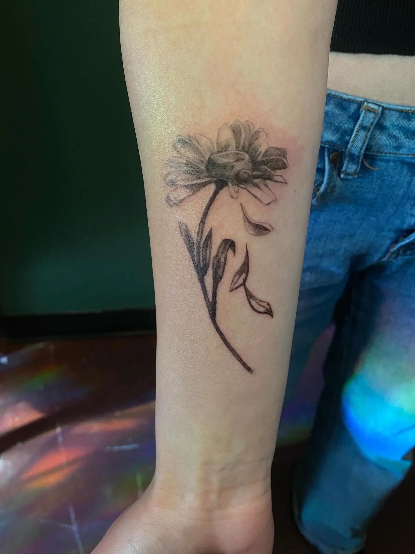 She loves me&hellip; she loves me not&hellip; she loves me&hellip;
Cute little daisy with picked petals for Presley&rsquo;s first tattoo! 
Love this design and glad it was booked!
If you&rsquo;re looking so book, I still have some availability in Apr