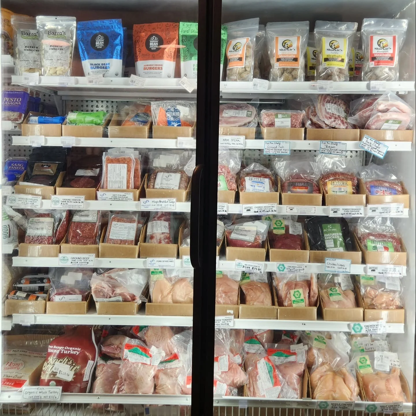 Freezers are all stocked up for the weekend with all your local faves! 
@graylightfarm @jacuterie @hepaticafarm @grimaldifarms @offtheshelffarm @sharkiesmeatballs @hudsonvalleyfisheries @eatbettermeat @loose_goose_kitchenworks @crookedstickpops @soco