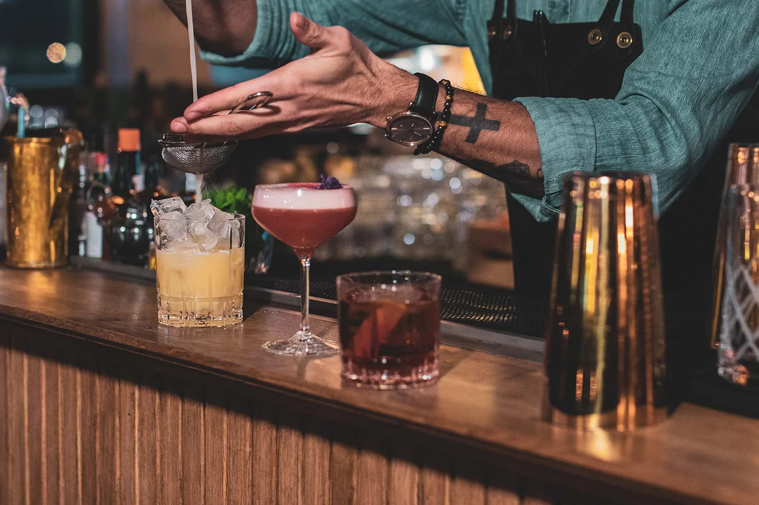 På kurset lærer du å blande flere ulike cocktails.