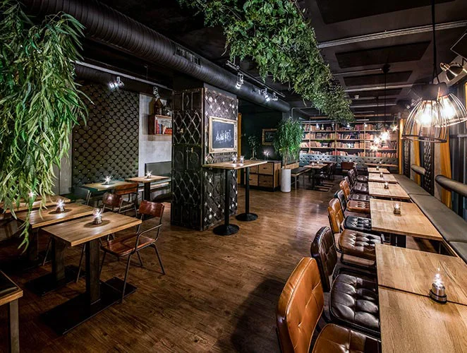 På Nedre Løkka blir du møtt med varme lys, høye lounge sofaer og et rustikt design.