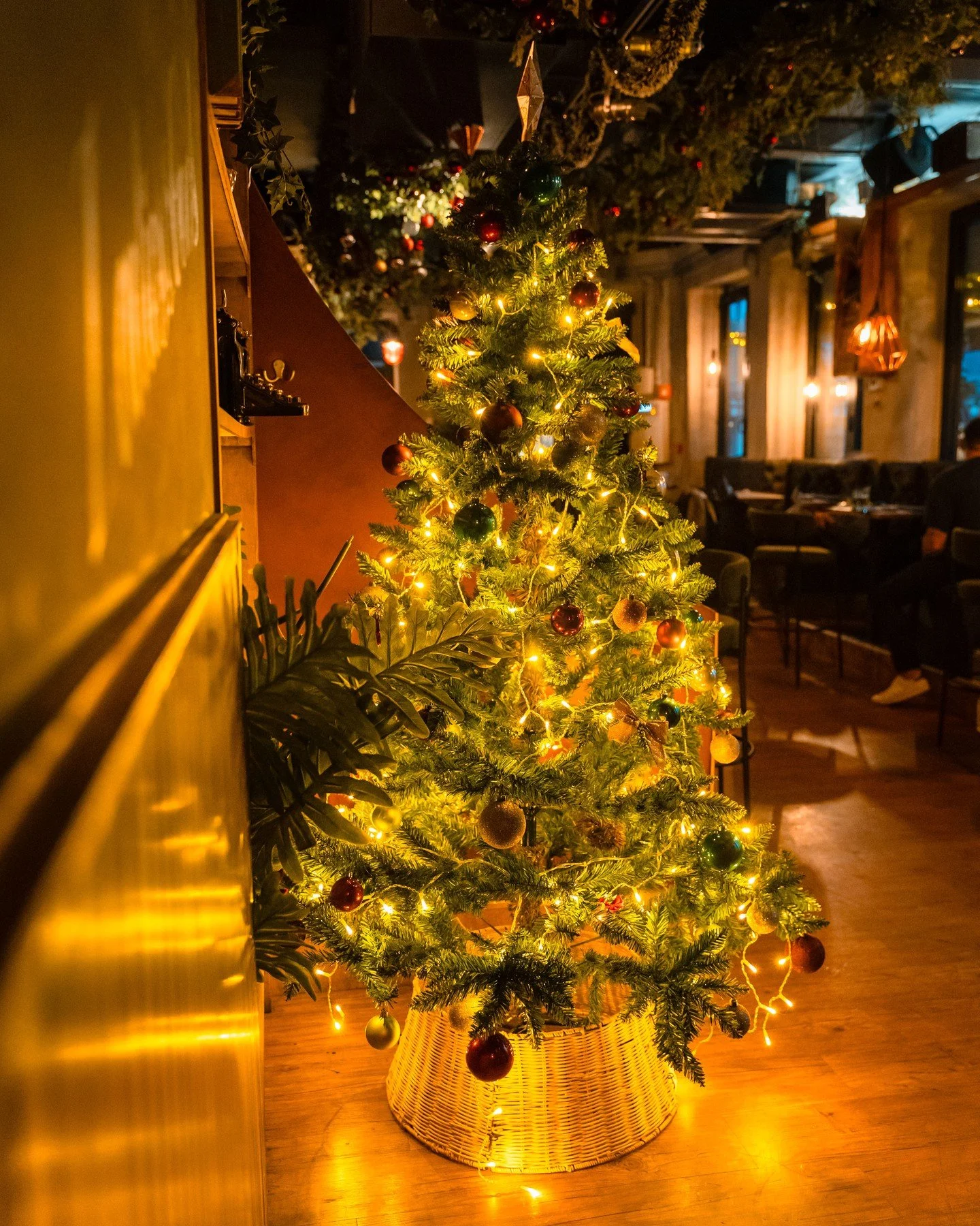 Feeling festive yet? We know just the place to get you there🎄

We open at 16:00 today🍸

#nedrel&oslash;kkacocktailbar #nedrel&oslash;kka #byoslo #visitoslo #grunerl&oslash;kka #visitl&oslash;kka #visitlokka