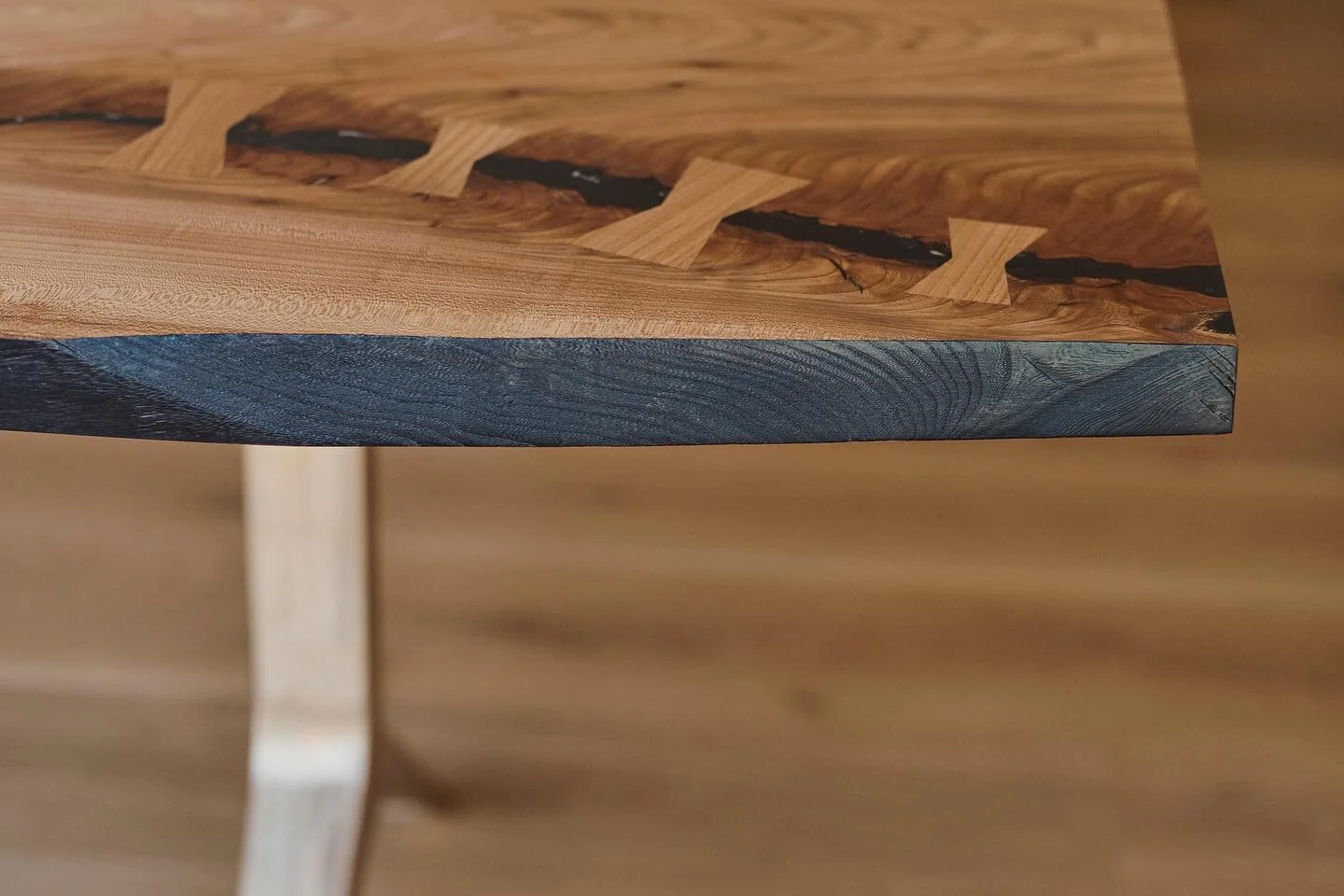 A little up close and personal with our dining table which is one of my most favourite things. 
.
It&rsquo;s Wych Elm with a scorched live edge and butterflies to stitch together what would normally get cut off. It&rsquo;s beautifully imperfect as ar