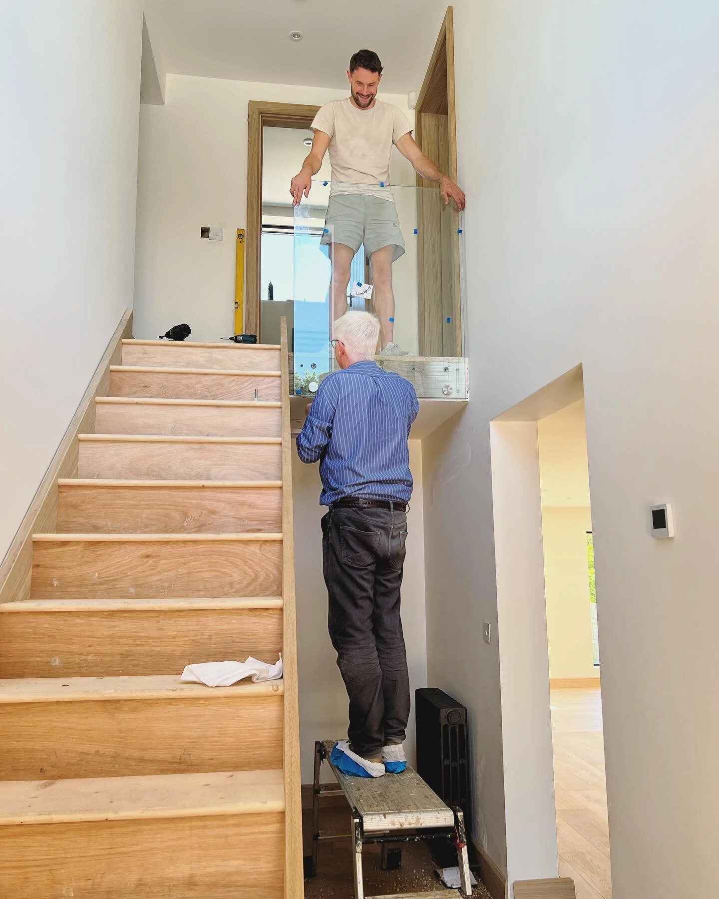 With just over a week before we move back in it&rsquo;s great to see the balustrading starting to go in.
.
We have an oak bottom step and the rest will be carpet which goes down on Tuesday! So close now..
.
.
@multiturnltd #multiturn #oakstairs #stru