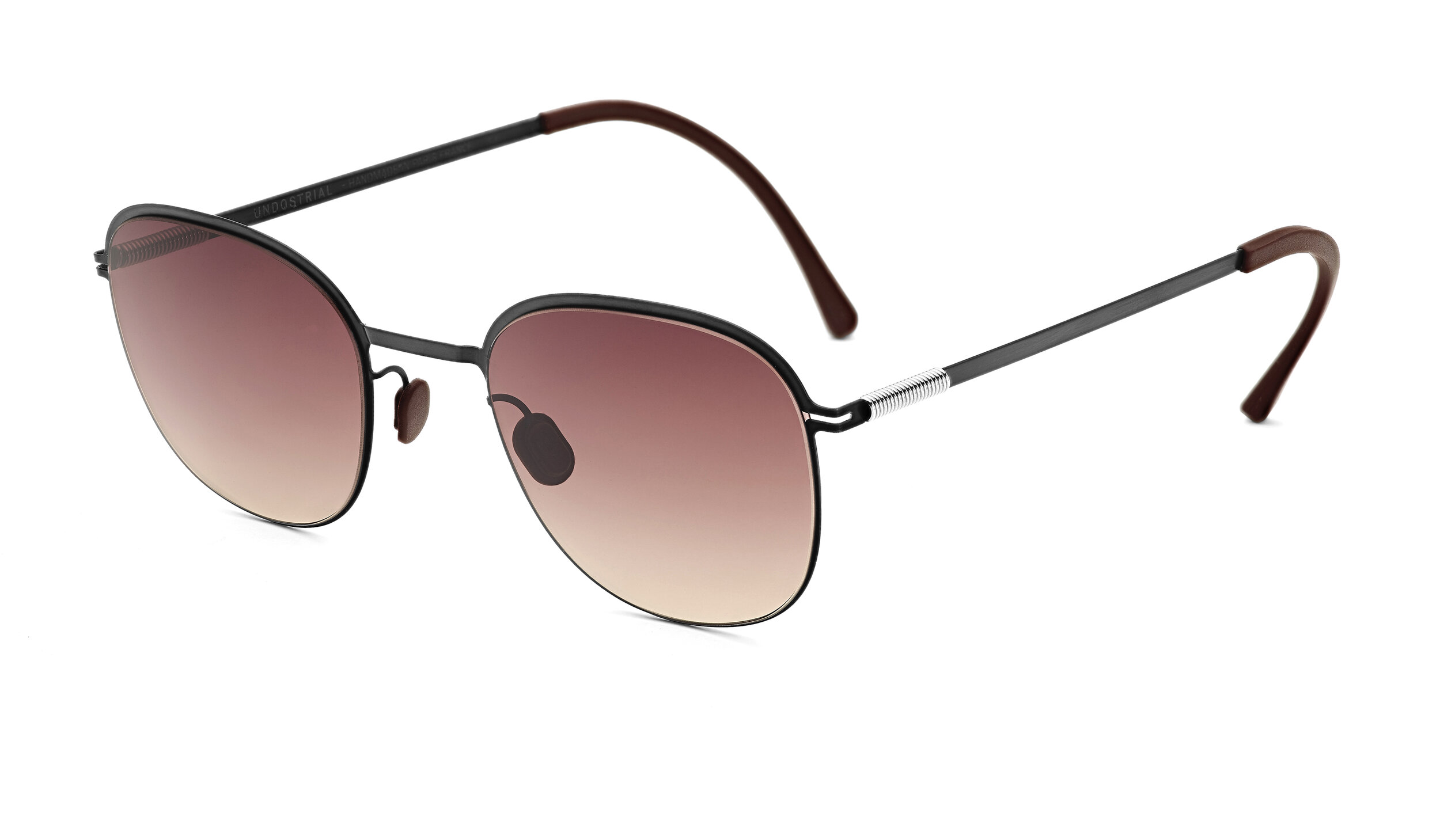 SPRINGE 05/ Front width : 126mm / Lens width : 48mm / Lens height : 39mm / Nose width : 22mm / Temple length : 149mm / Black frame / Dark brown temple / Gradient brown sunlens