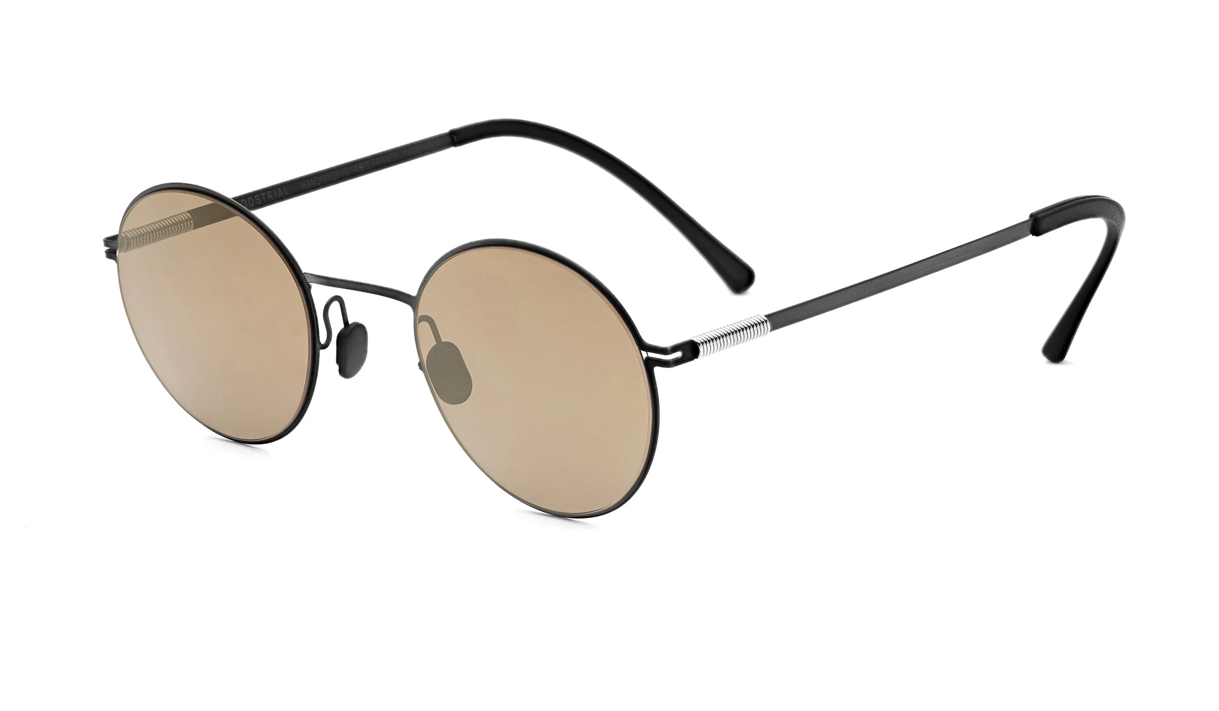 SPRINGE 06/ Front width : 115mm / Lens width : 42mm / Lens height : 39mm / Nose width : 22mm / Temple length : 149mm / Black frame / Black temple / Light flash gold sunlens