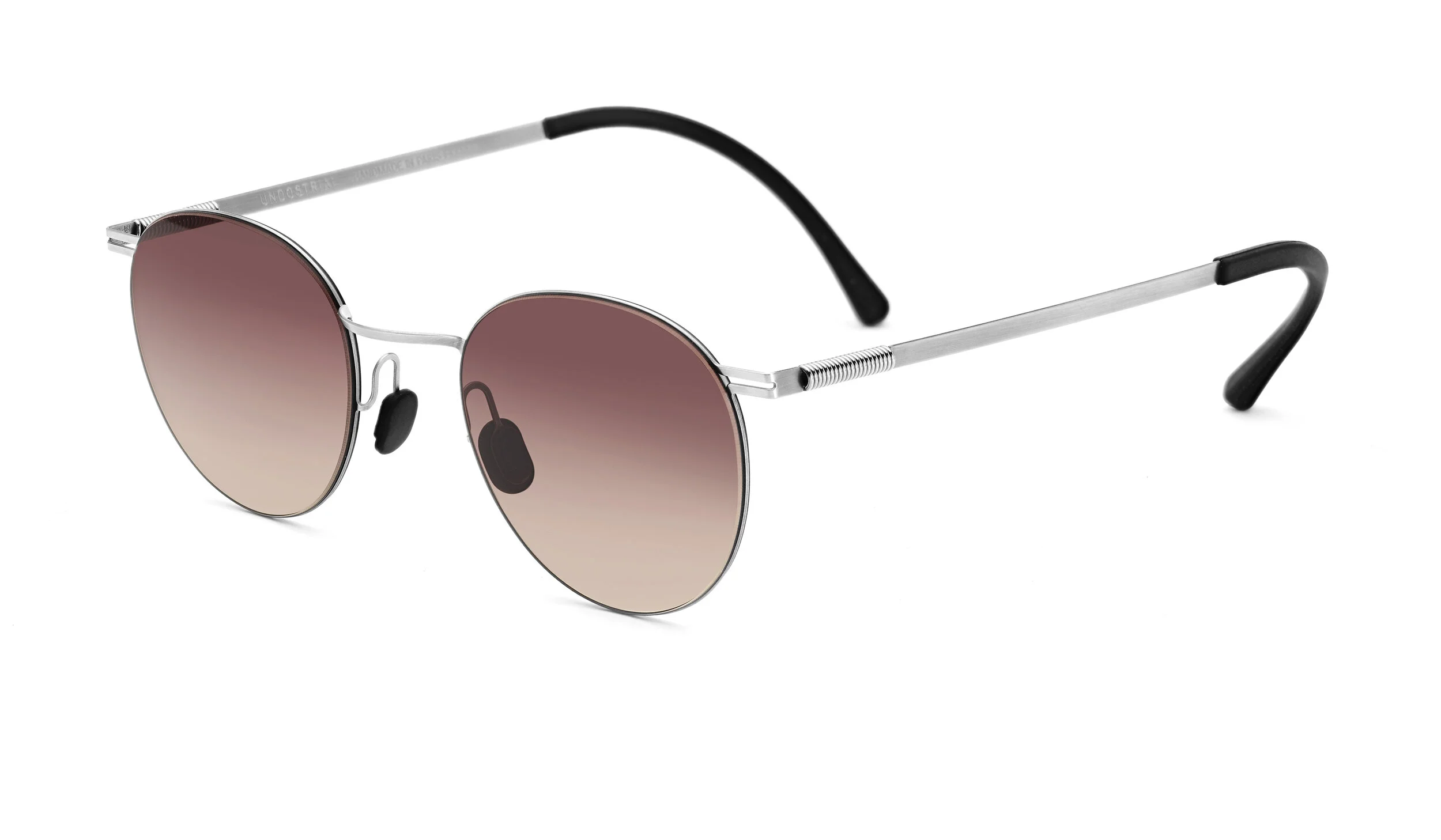 SPRINGE 20/ Front width : 121mm / Lens width : 42mm / Lens height : 39mm / Nose width : 21mm / Temple length : 149mm / Silver frame / Black temple / Gradient brown sunlens