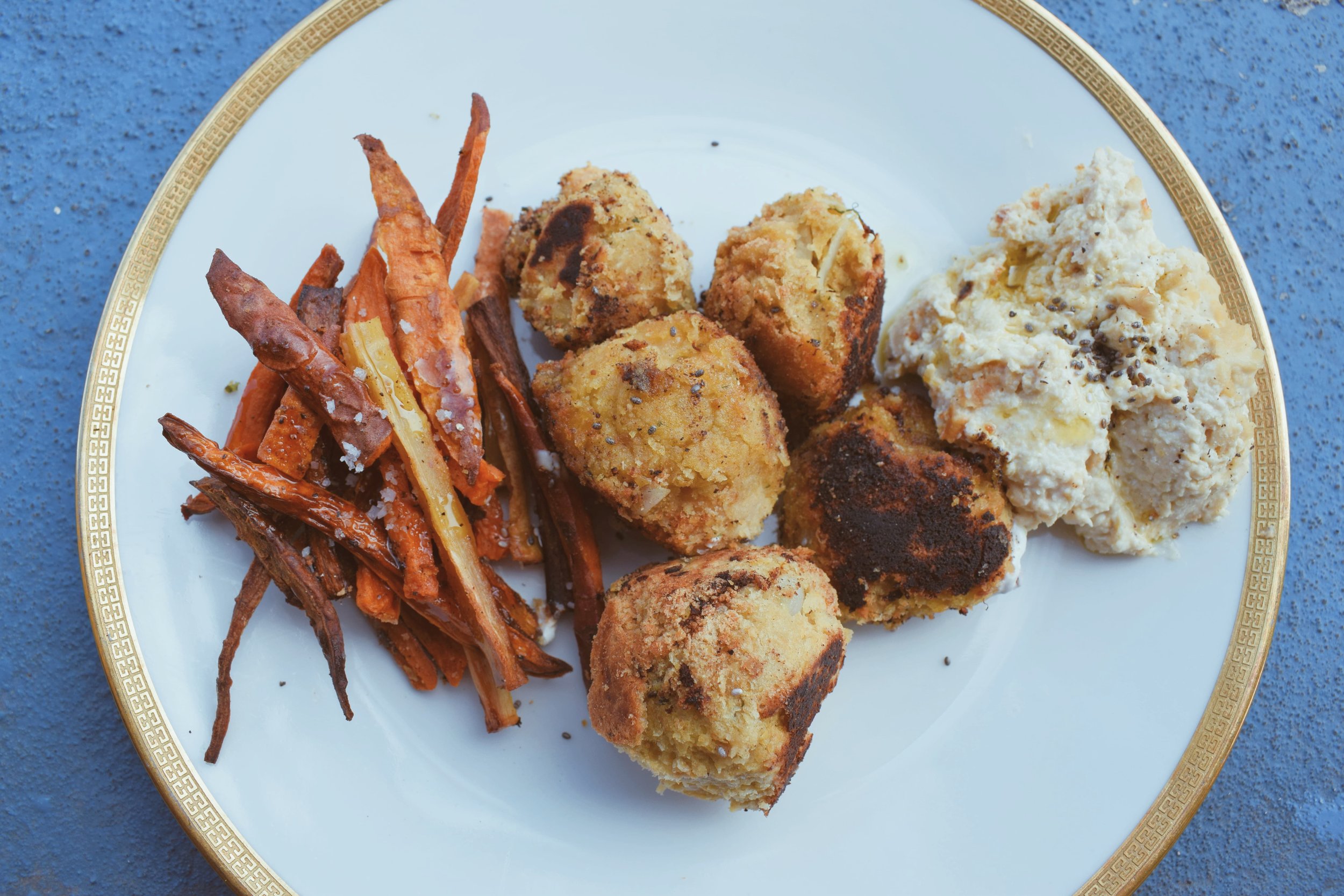 Kruidige falafel met groentefrietjes en hummus