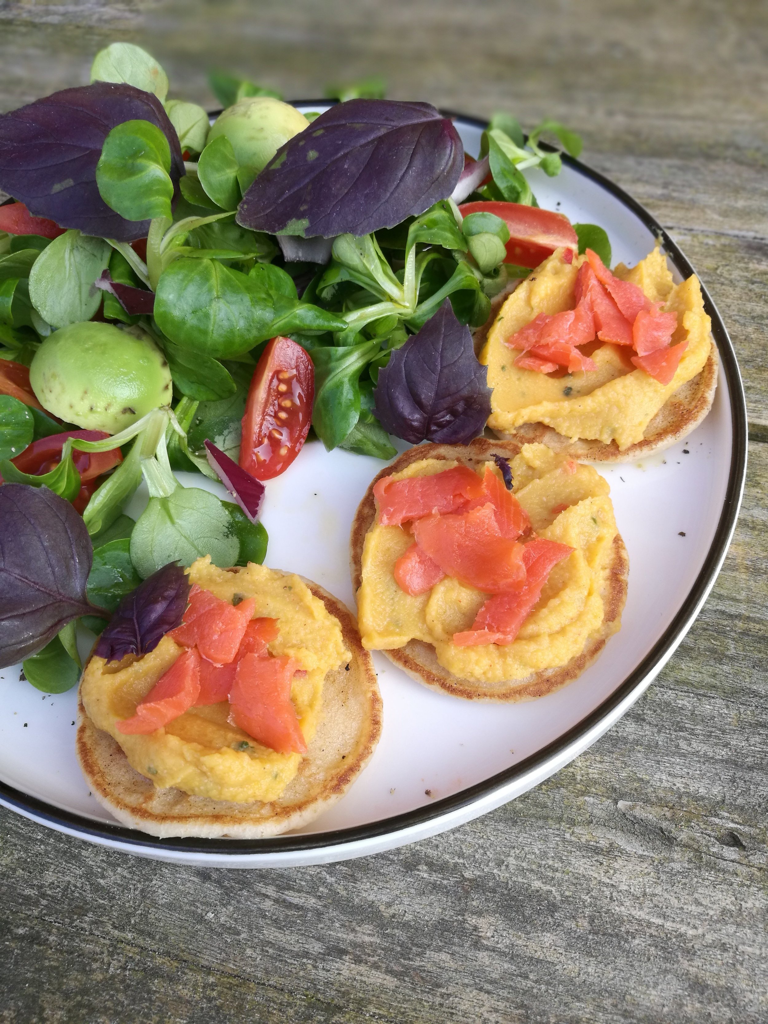 Gezond slaatje met blini's van Wonky dip en wilde zalm - Mijn Puur Leven